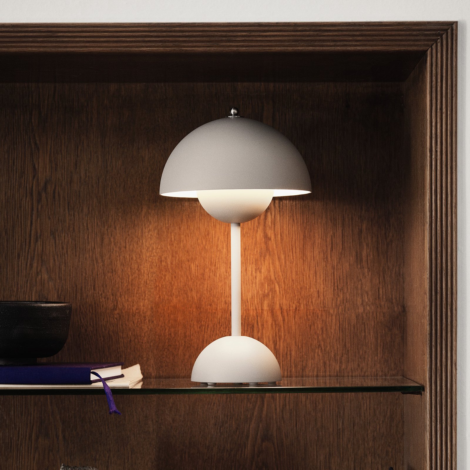 Flowerpot VP9 kannettava pöytävalaisin Matt White - &Tradition