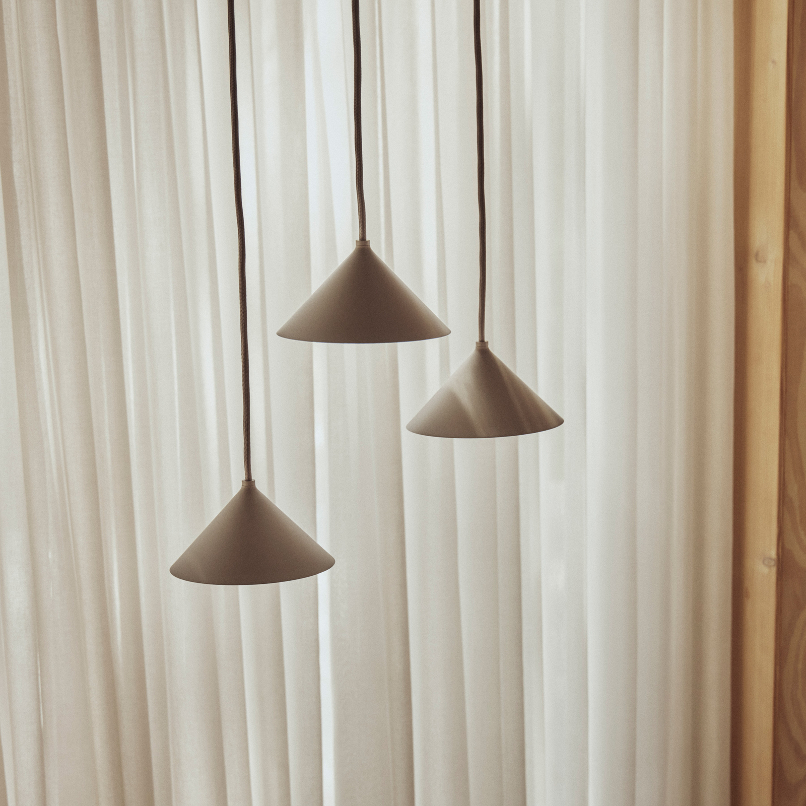 Grasp viseća lampa, pijesčno siva, Ø 15 cm, s utikačem - Frandsen Grasp viseća lampa, pijesčno siva, Ø 15 cm, s utikačem - Frandsen