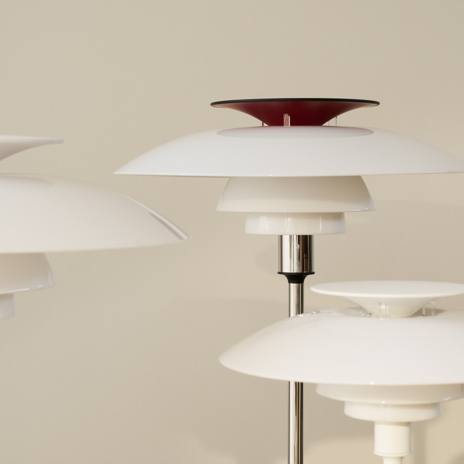 Stolní lampa PH 80, bílá/červená/chrom, Ø 32 cm – Louis Poulsen