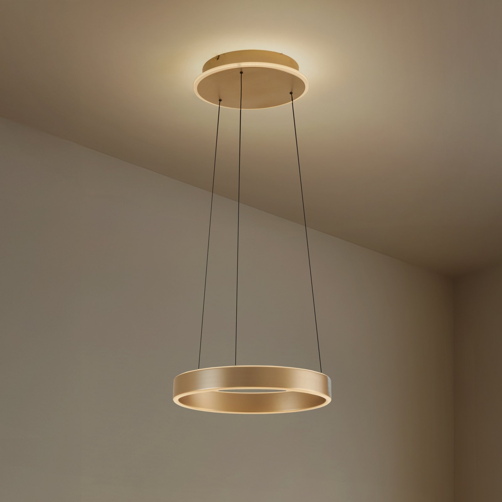 Suspension LED Lucande Tindra, Ø 40 cm, dorée, à intensité variable