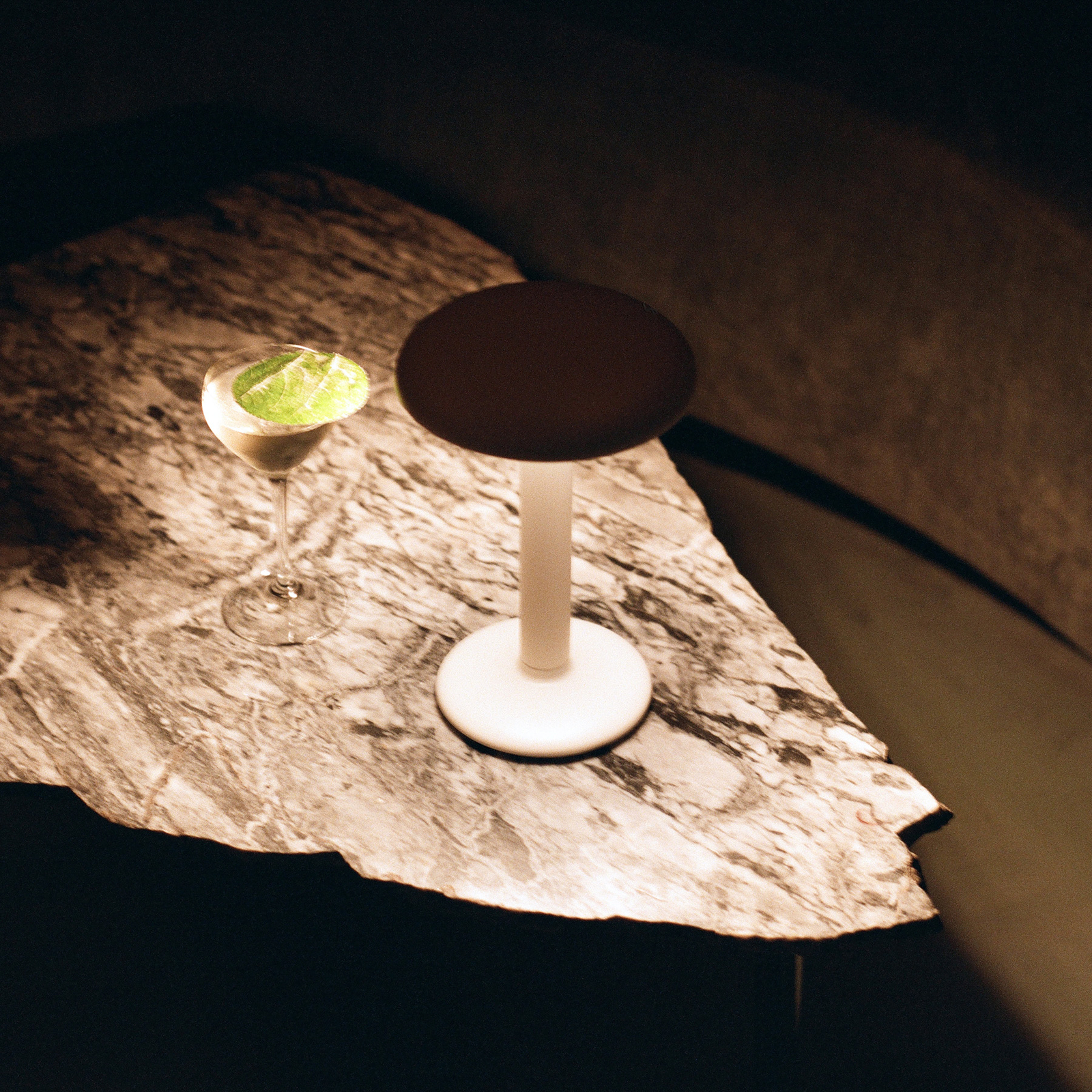 FLOS Gustave lampă masă LED cu acumulator 927 alb