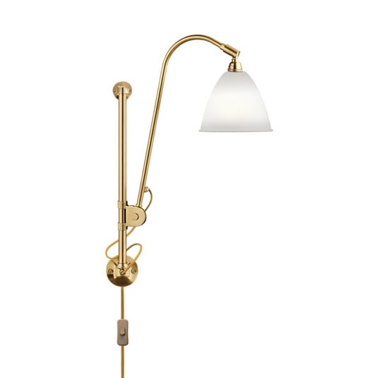 Vegglampe i messing med justerbar arm og porselensskjerm