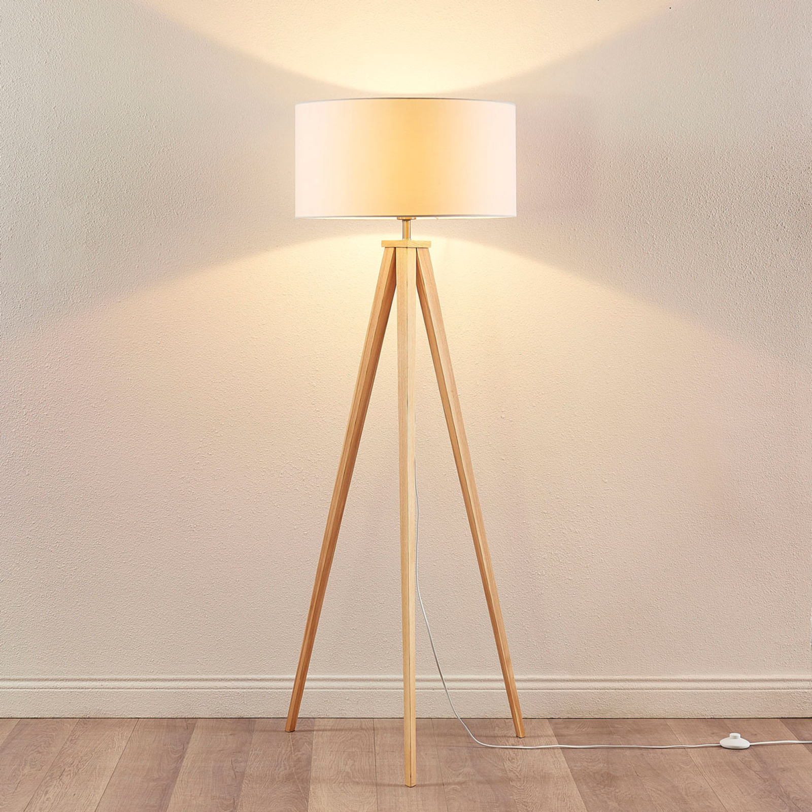 Gulvlampe Mya med tre bein i tre med hvit skjerm Gulvlampe Mya med tre bein i tre med hvit skjerm
