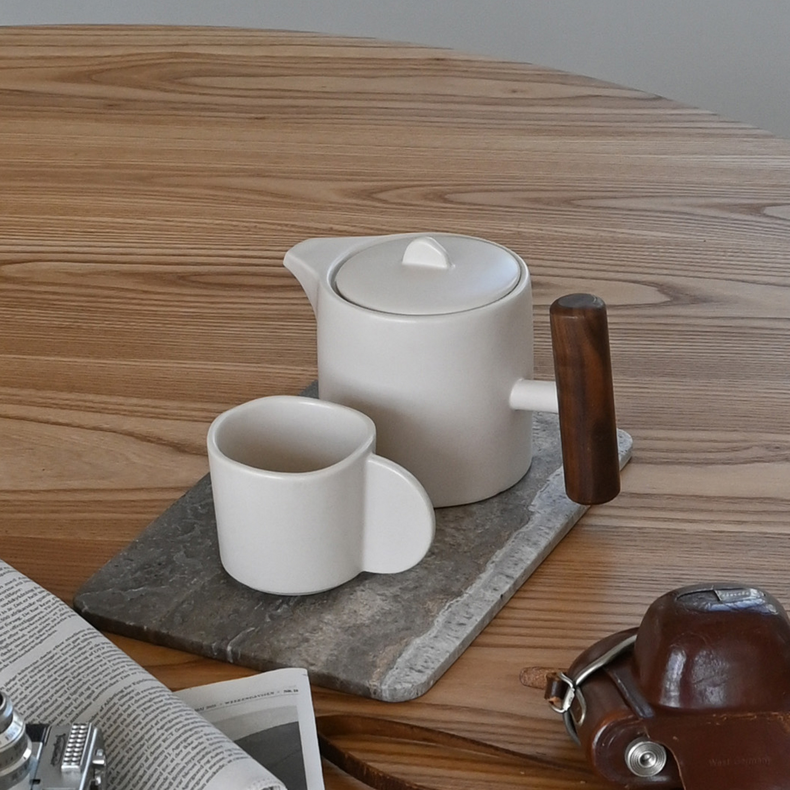 Dzbanek do herbaty Native, wysokość 11 cm, kamień/drewno, biały – 101 Copenhagen