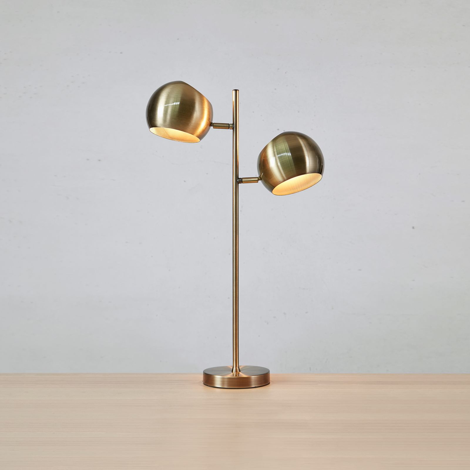 Edgar table lamp, 2-bulb, antique brass