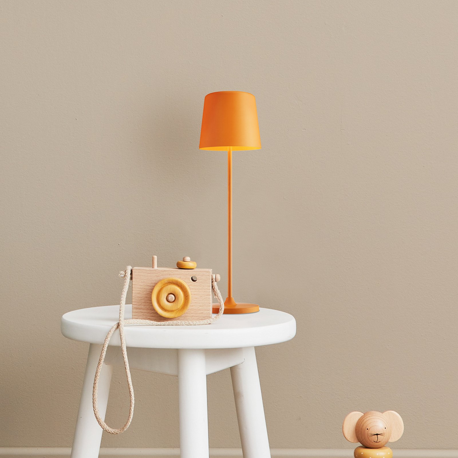 Candeeiro de mesa recarregável Kaami LED, regulável, cor de laranja mate