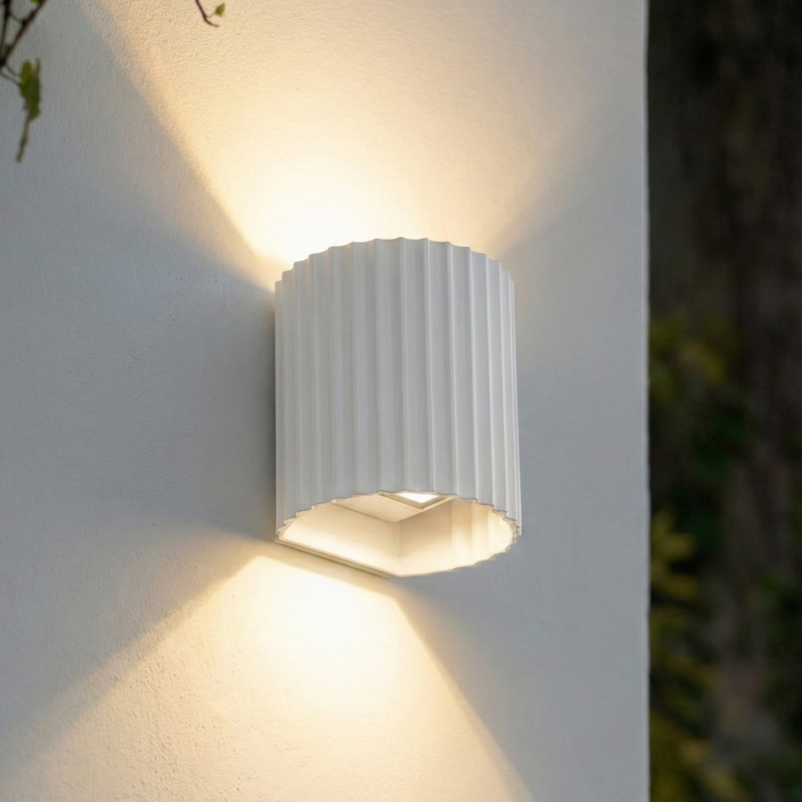 Lindby Applique da esterni LED Ralino, bianca, a 2 luci, IP65