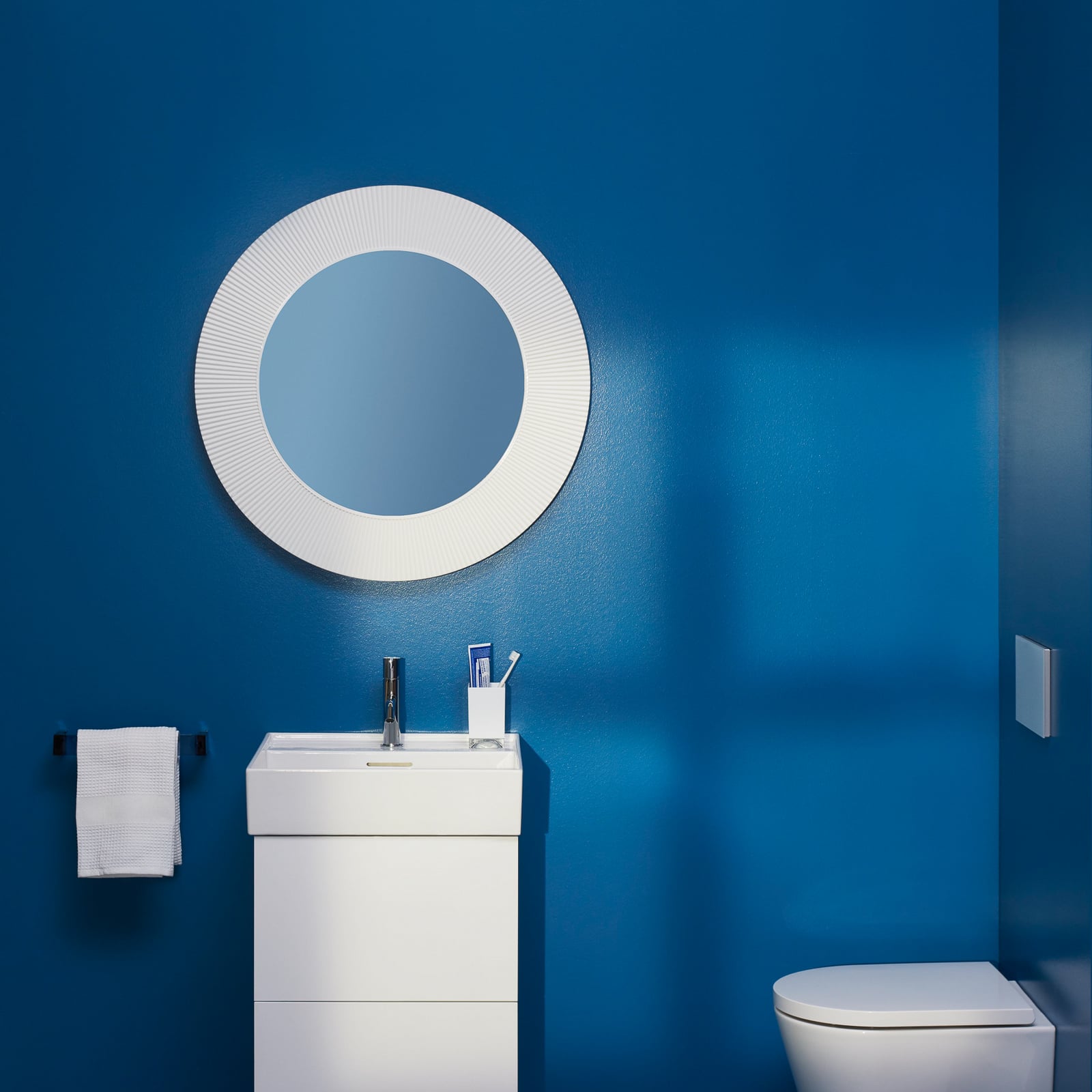 All Saints wall mirror, white, Ø 78 cm - Kartell All Saints wall mirror, white, Ø 78 cm - Kartell