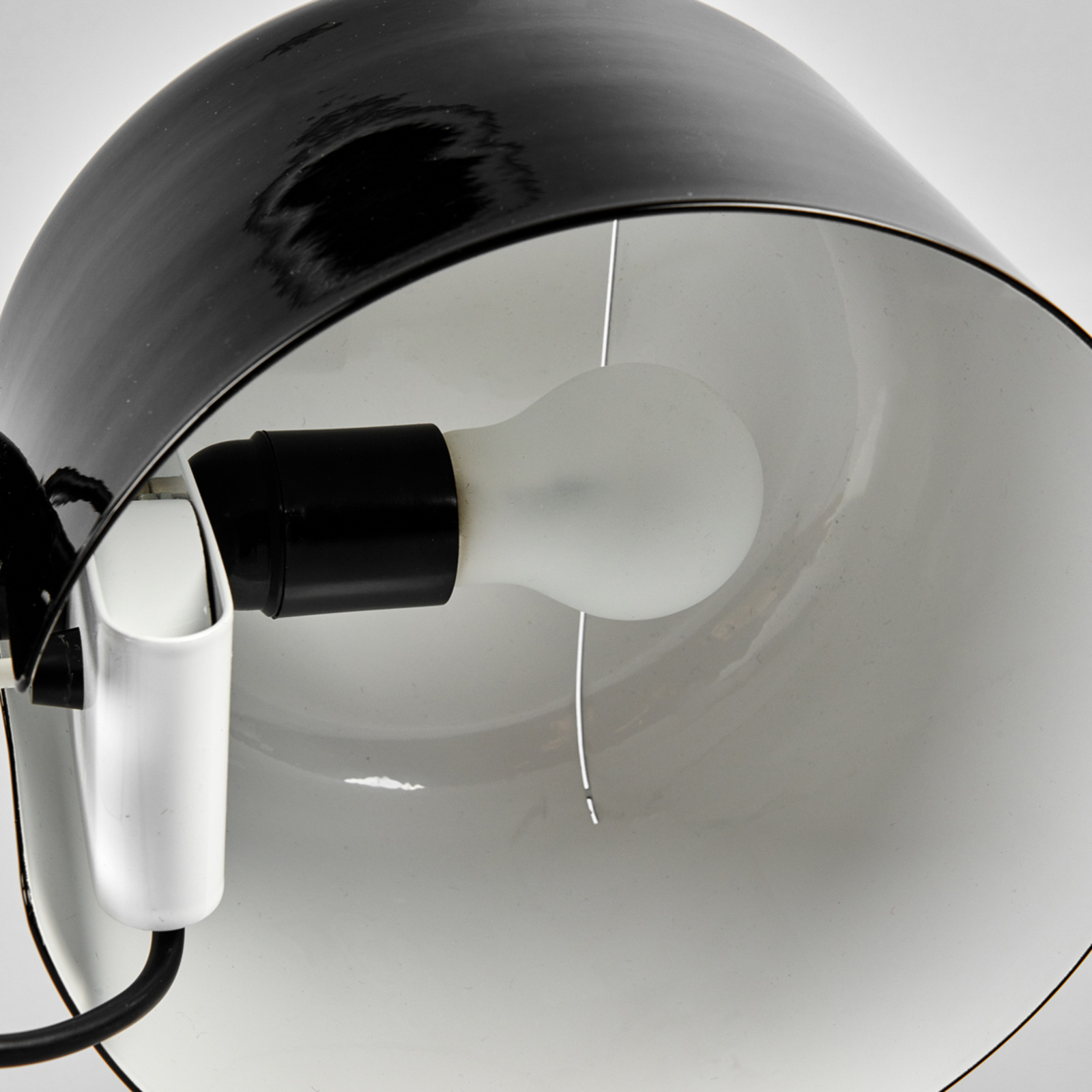 Oluce Coupé - pārlaicīga dizaina galda lampa melna
