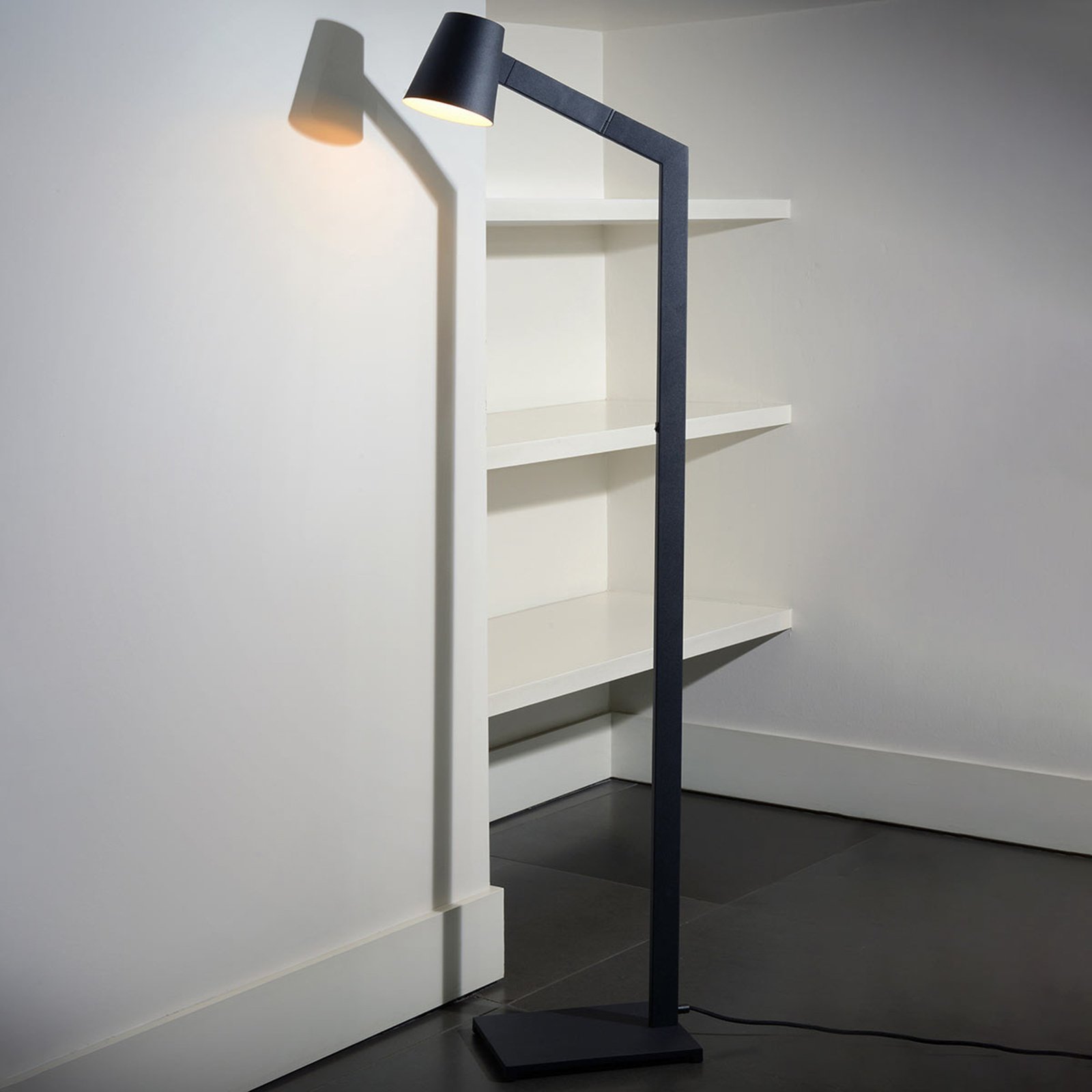 Mizuko - a purist floor lamp in black