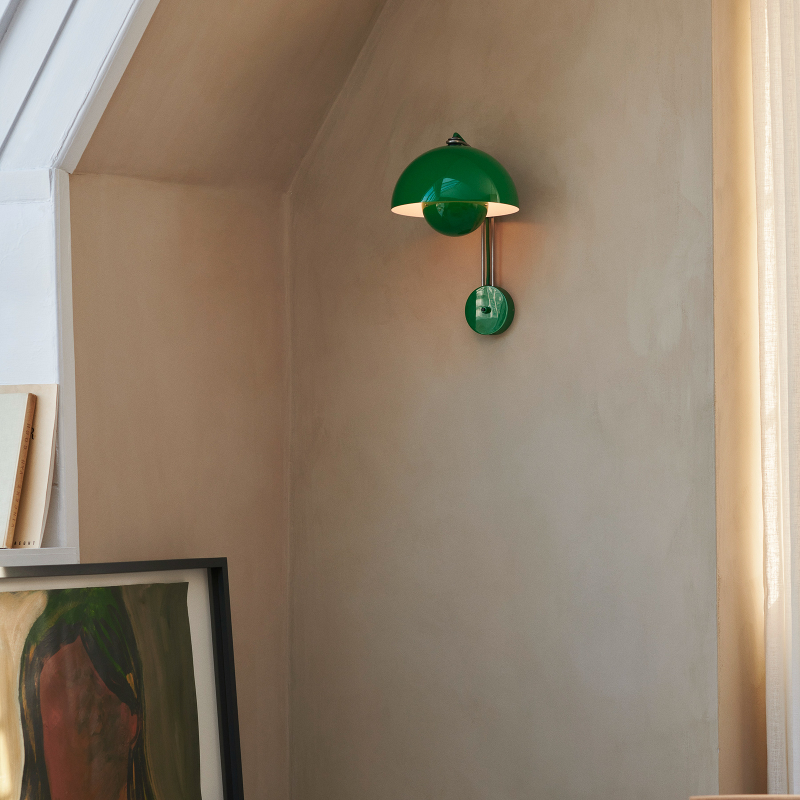 &Tradition Flowerpot VP8 wall light, plug, signal green