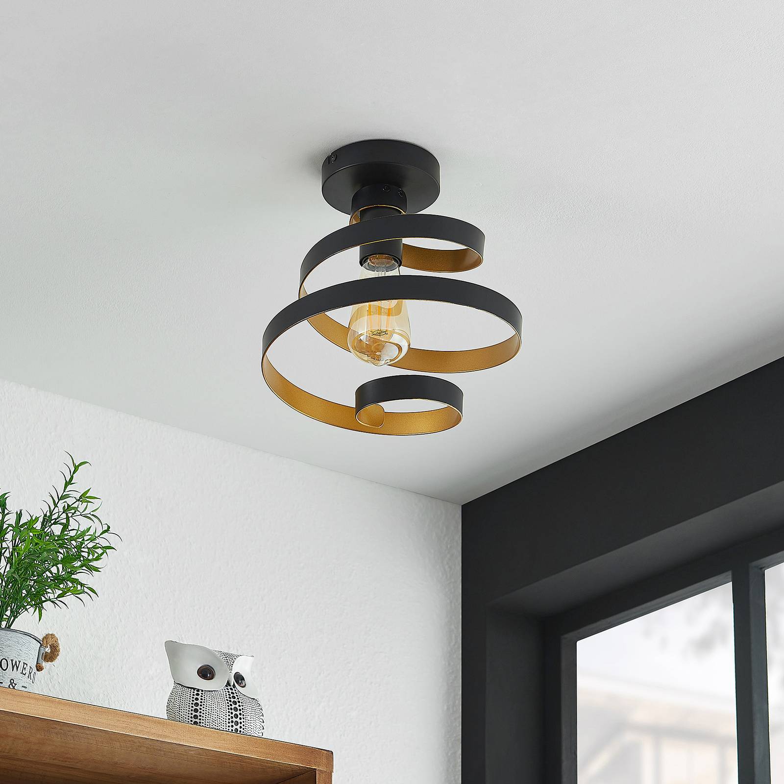 Lindby Colten ceiling light, spiral black and gold
