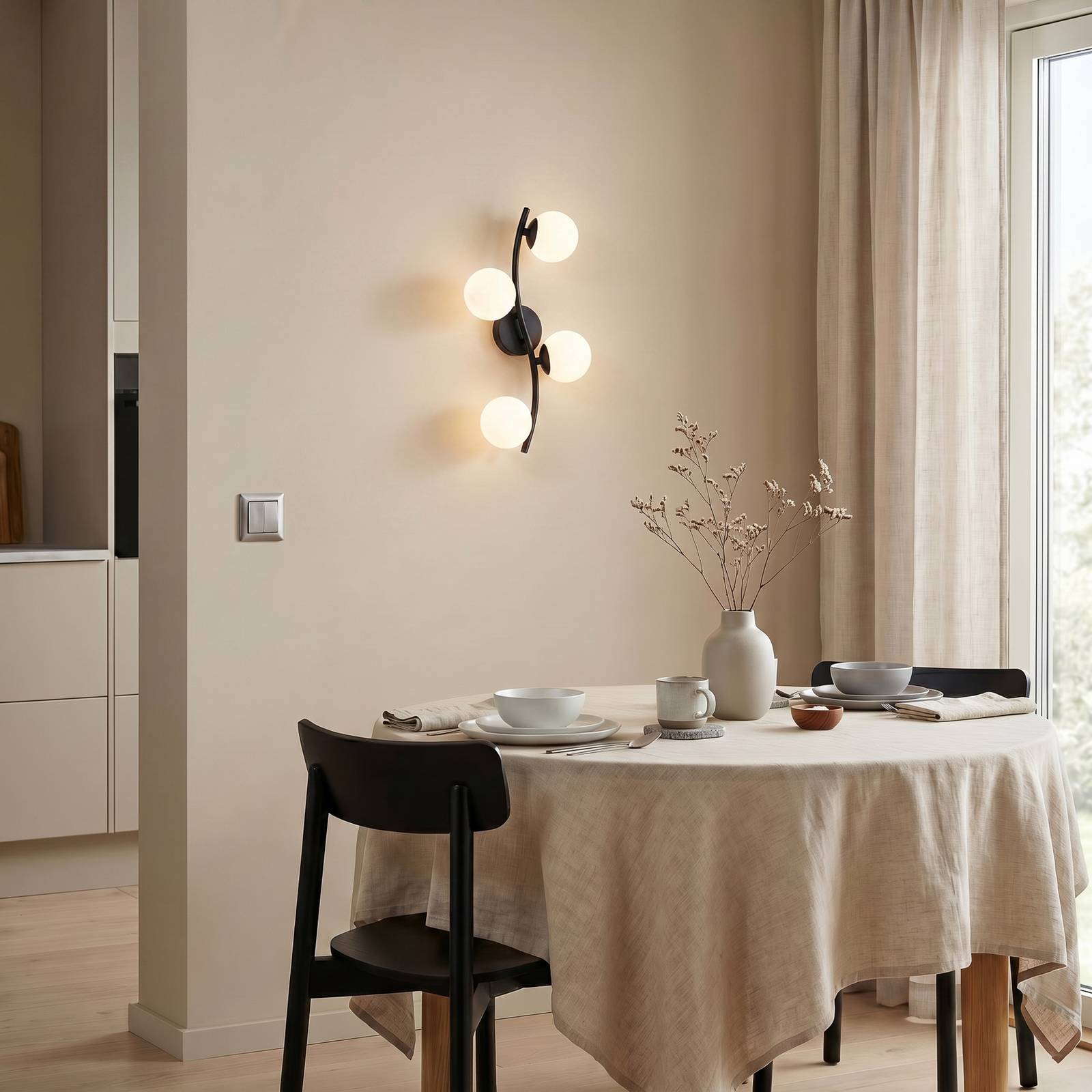 Lindby Wandlamp Josiana, opaal/zwart, 48 cm, bol, glas