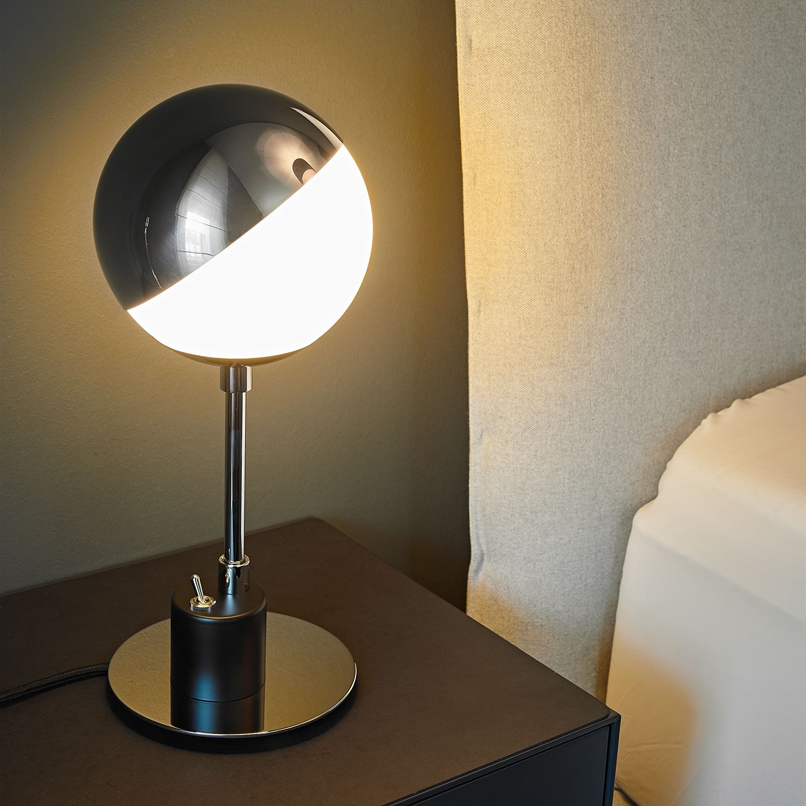 Designerska lampa stołowa z półkulą  
