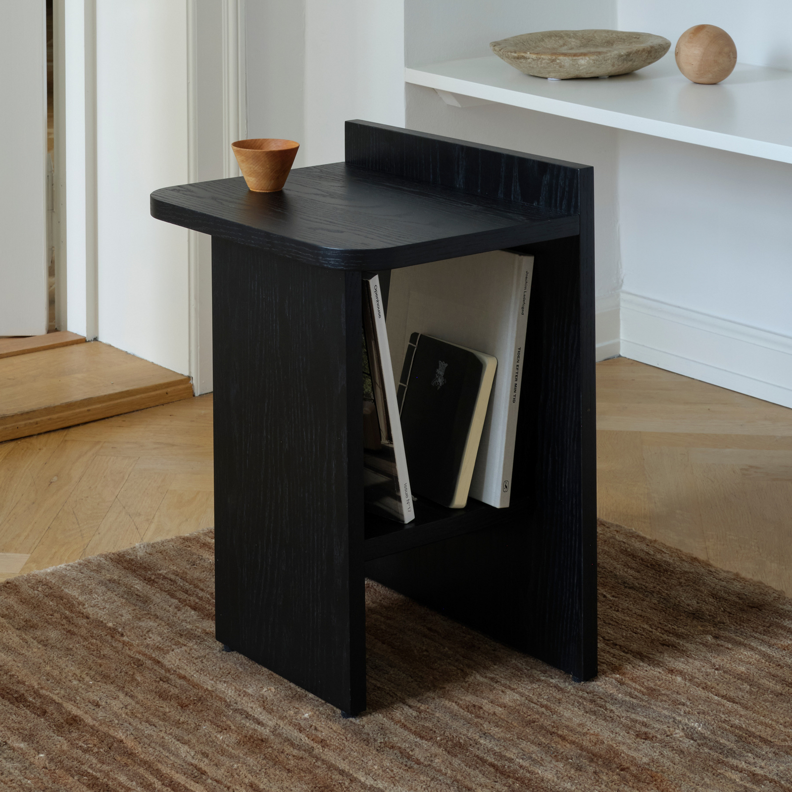 Mesita auxiliar Ismo, negra, 56 cm, chapado de roble - GEJST Mesita auxiliar Ismo, negra, 56 cm, chapado de roble - GEJST
