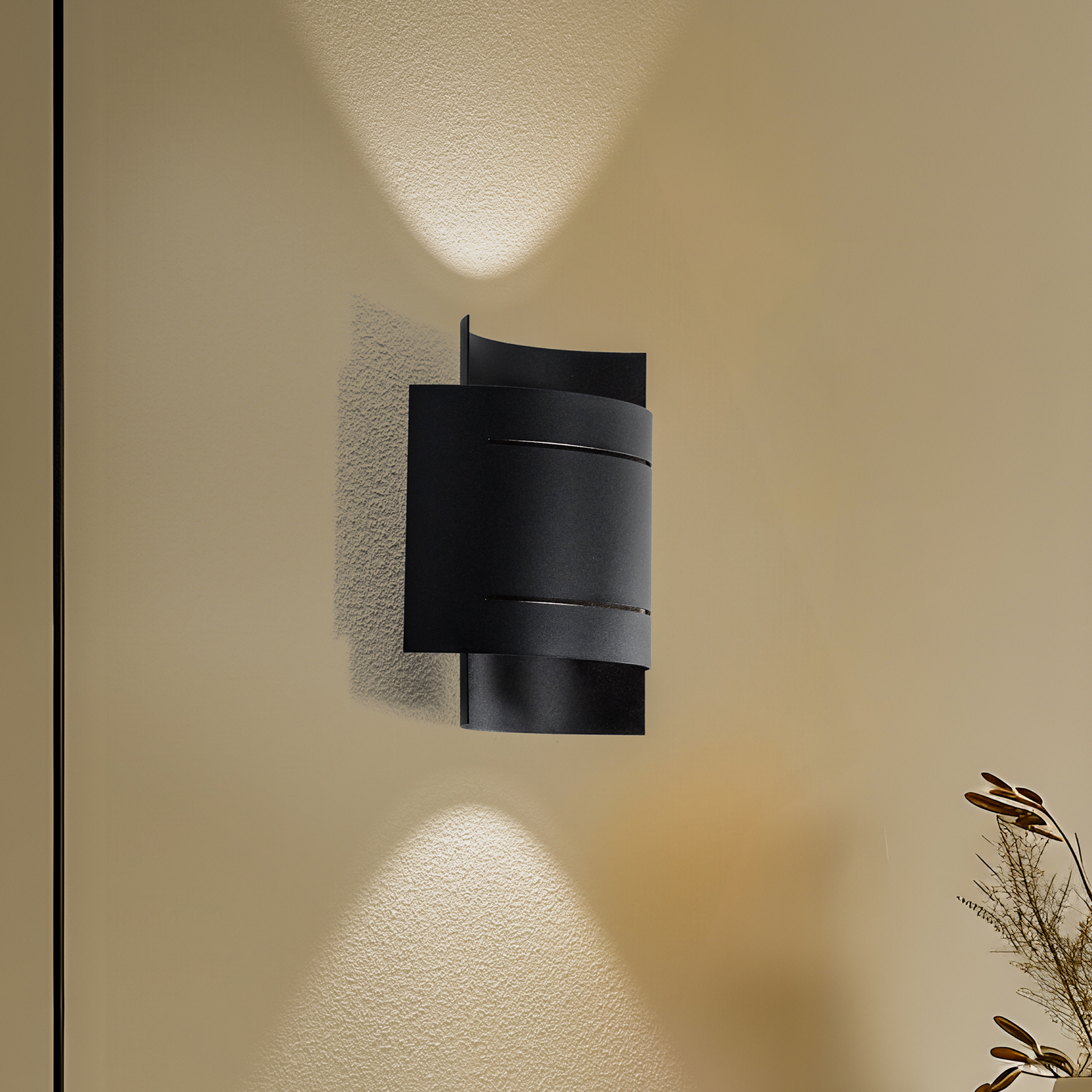 Euluna Isotta wall light, semicircular, black