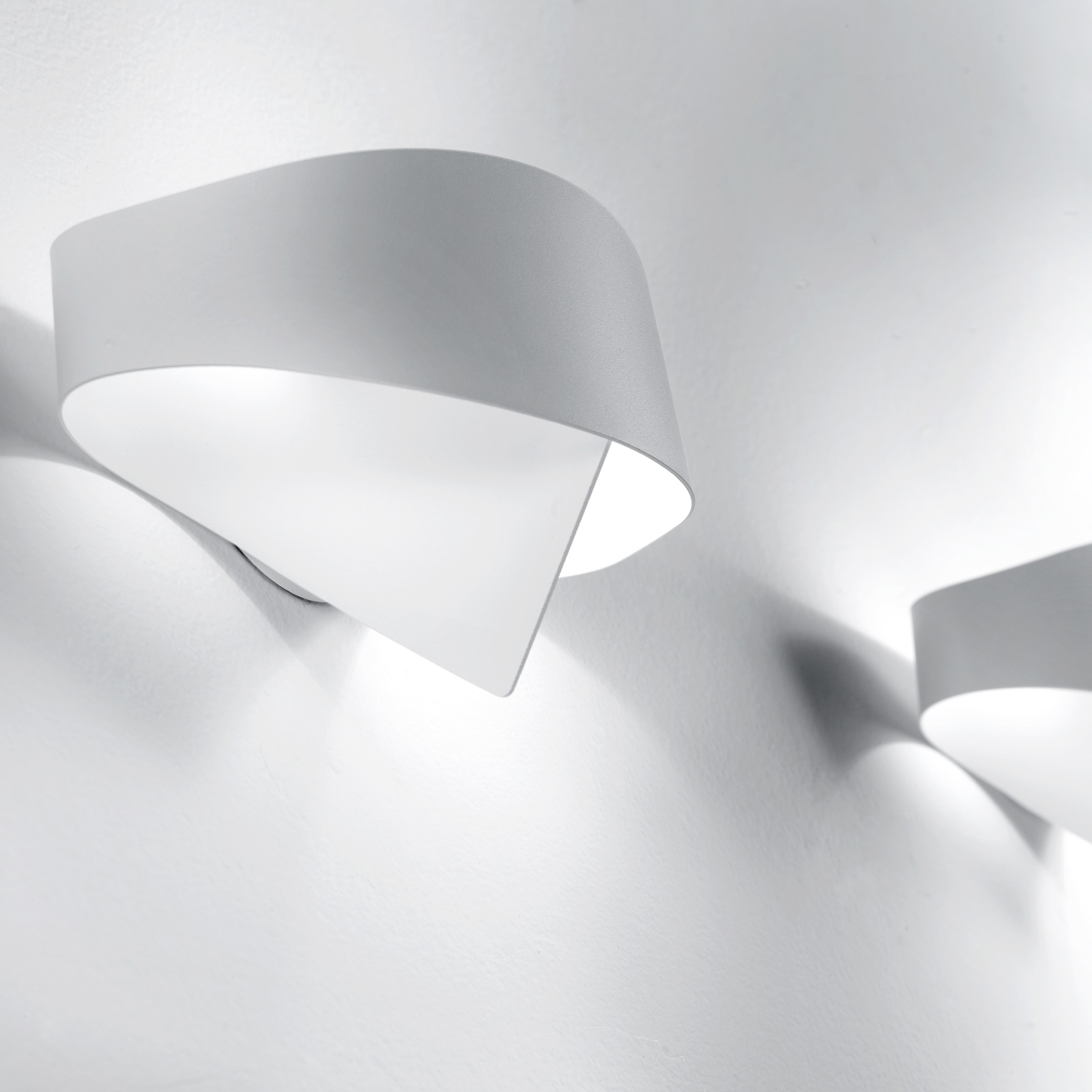 "Scudo" LED sieninis šviestuvas iš plieno, baltos spalvos