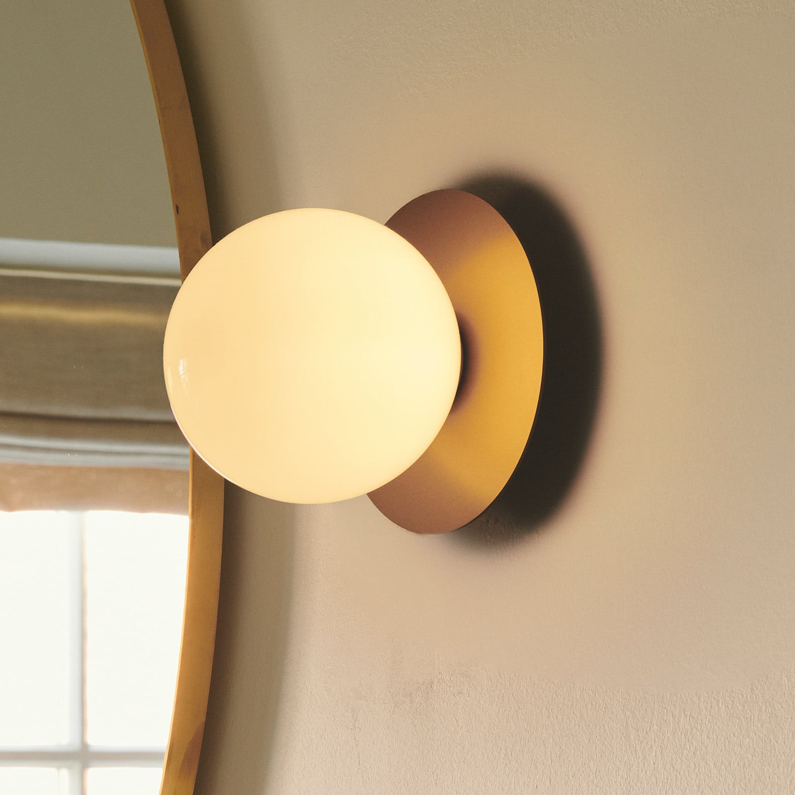 Liila 1 Medium væglampe, guld/hvid, varmhvid, IP44 Nuura Aps - Stue - Design - Glas - Kugle billede