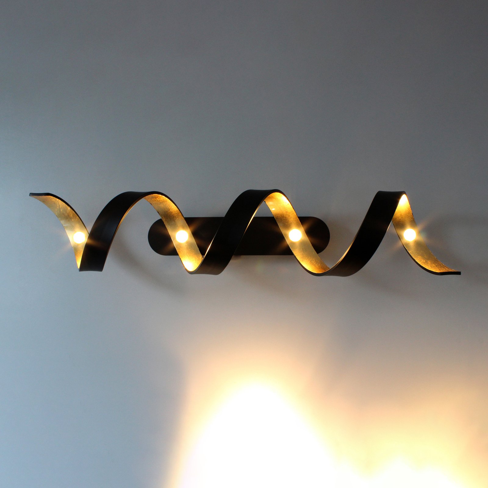 Lámpara LED de techo Helix en negro-dorado