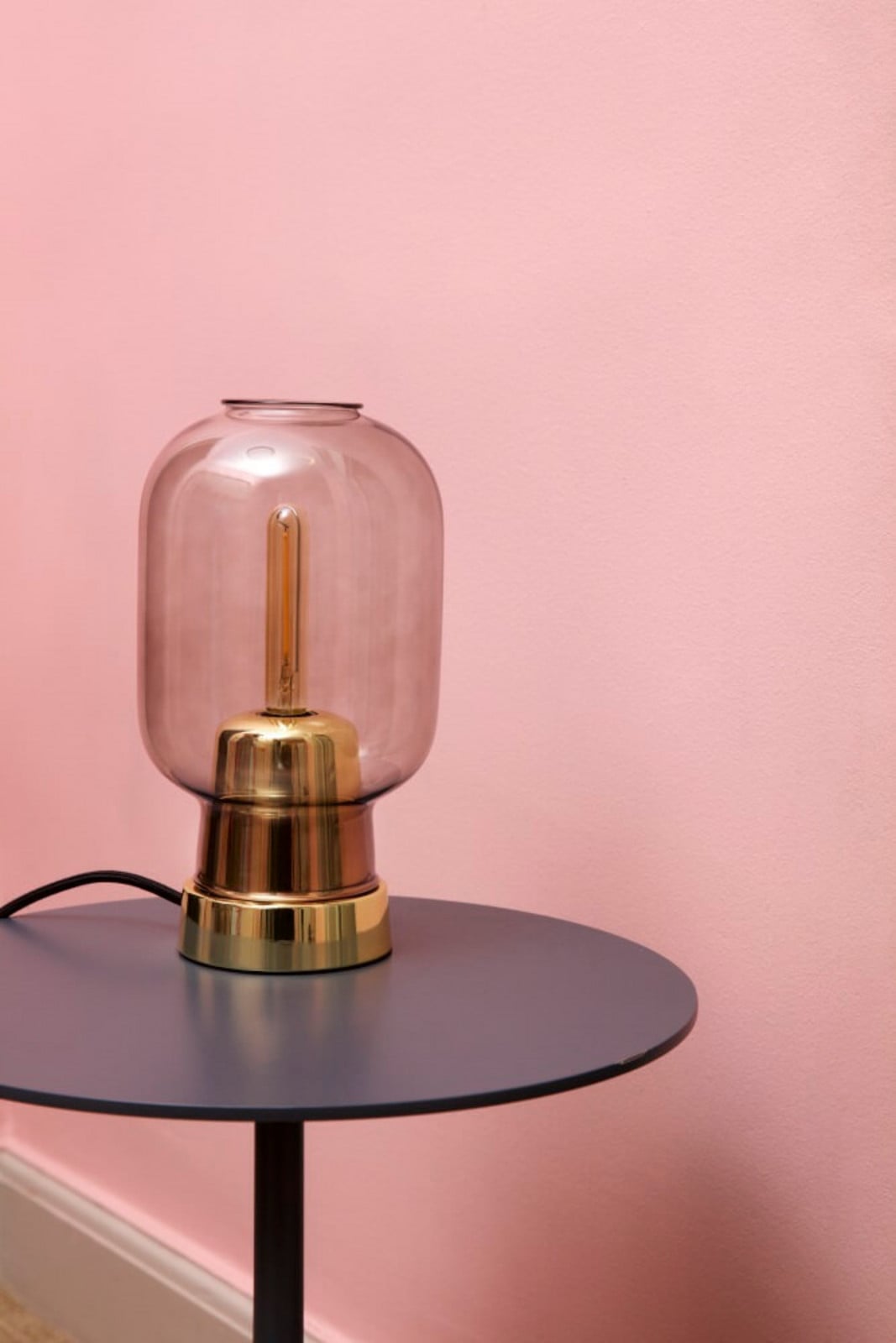 Amp Bordlampe Røg/Messing Normann Copenhagen - Stue - Glas billede