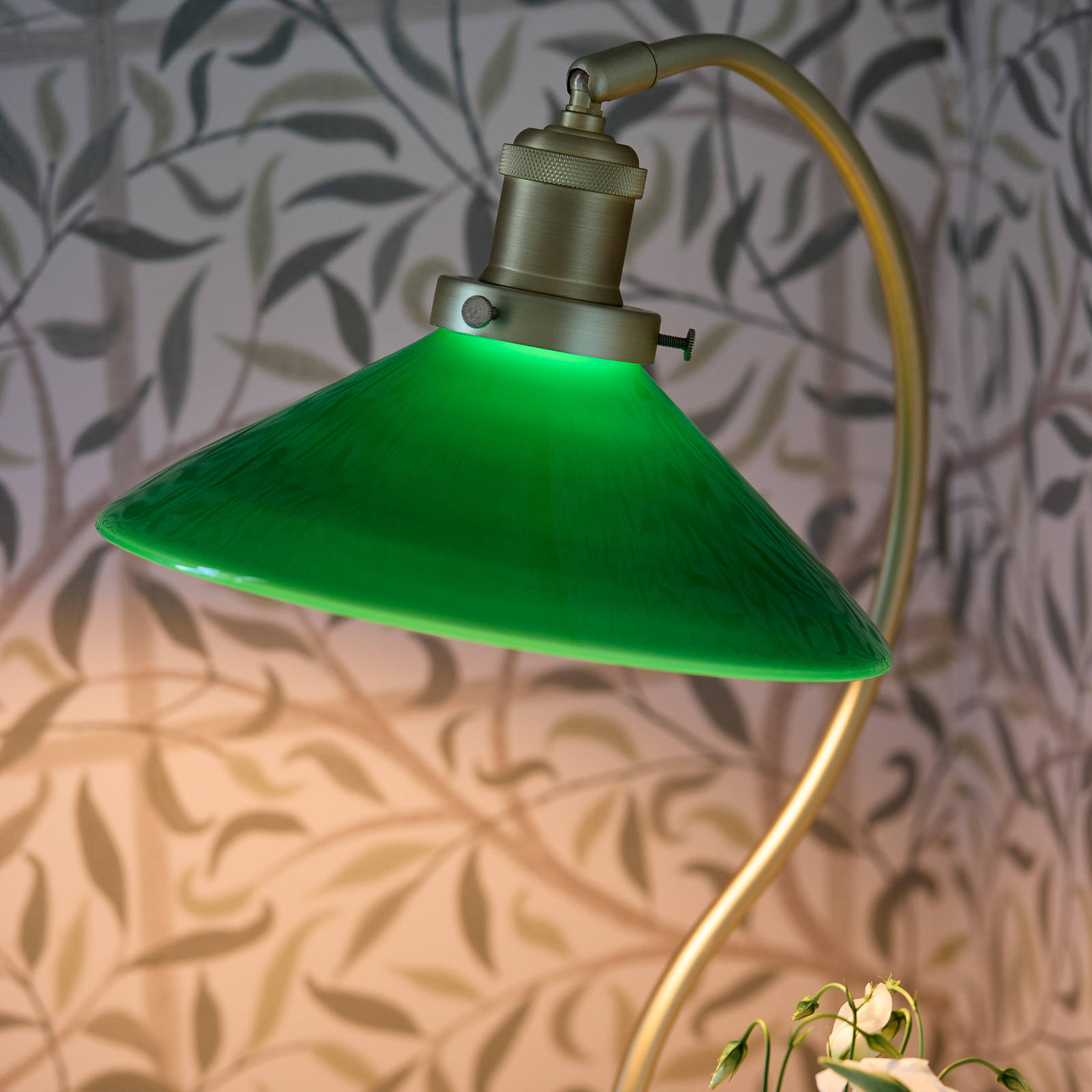 PR Home Axel bordlampe, messingfarvet, grøn glasskærm
