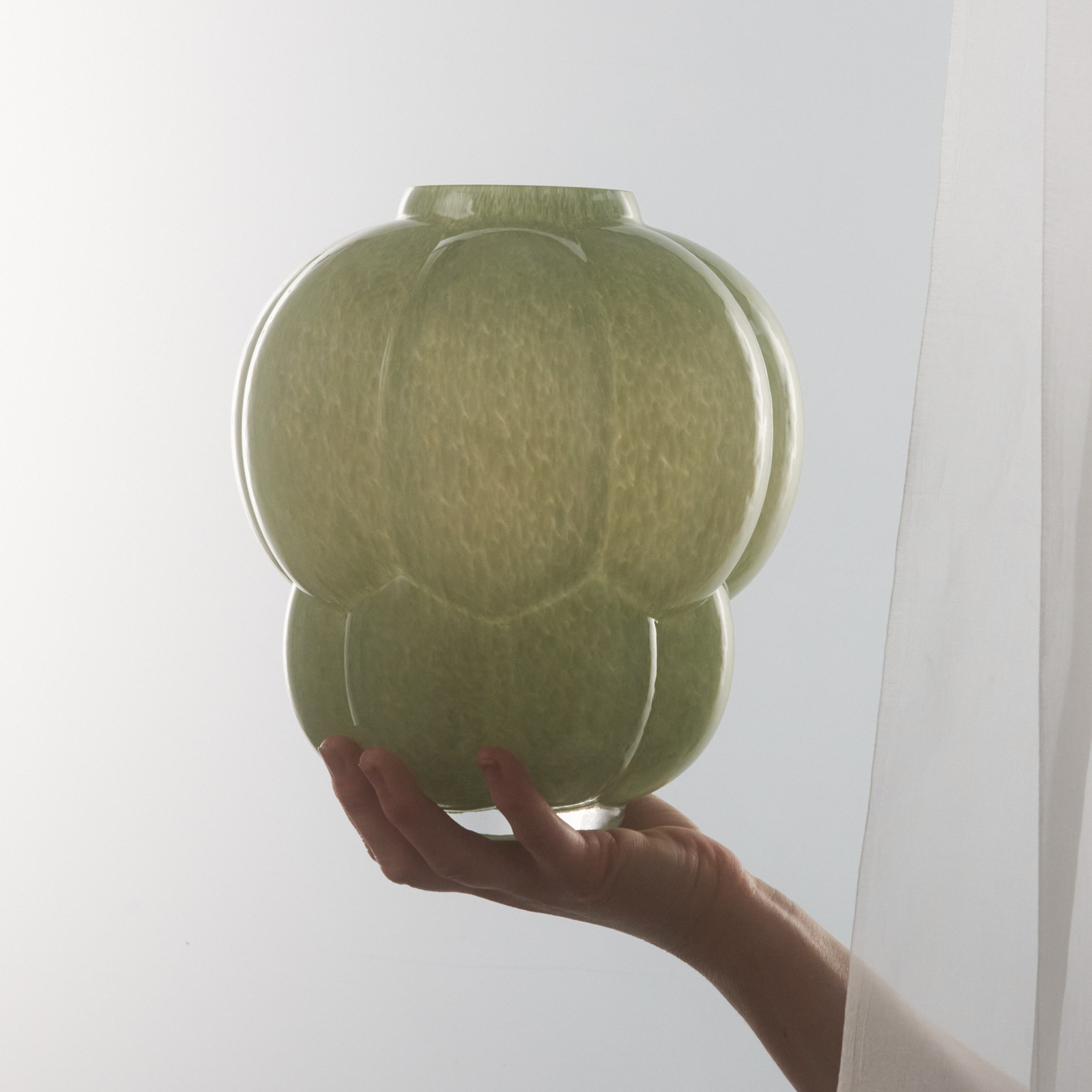 AYTM Vase Uva, verre, vert, Ø 26 cm, hauteur 28 cm, soufflé à la bouche