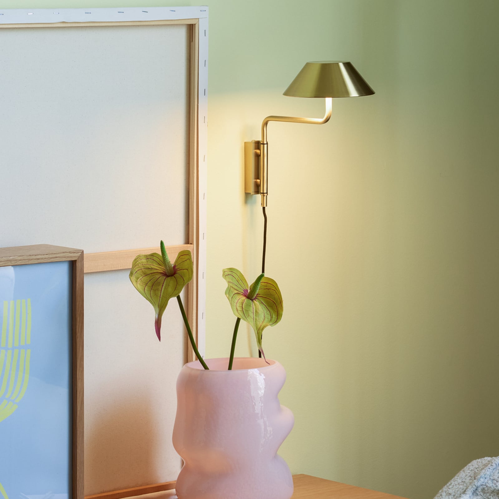 COVER LED-vägglampa i mässingsfärg, utstick 30 cm – Hübsch