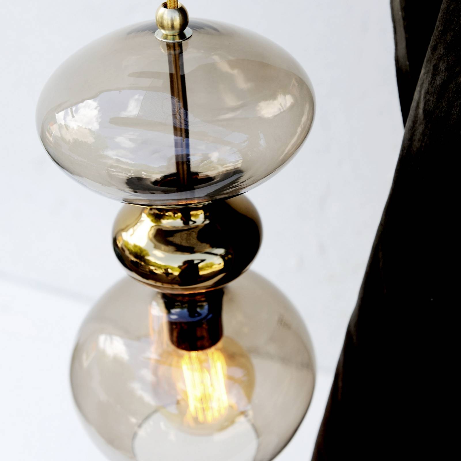 EBB & FLOW Lampa wisząca Futura M, brązowa, szkło, Ø 18 cm, E27