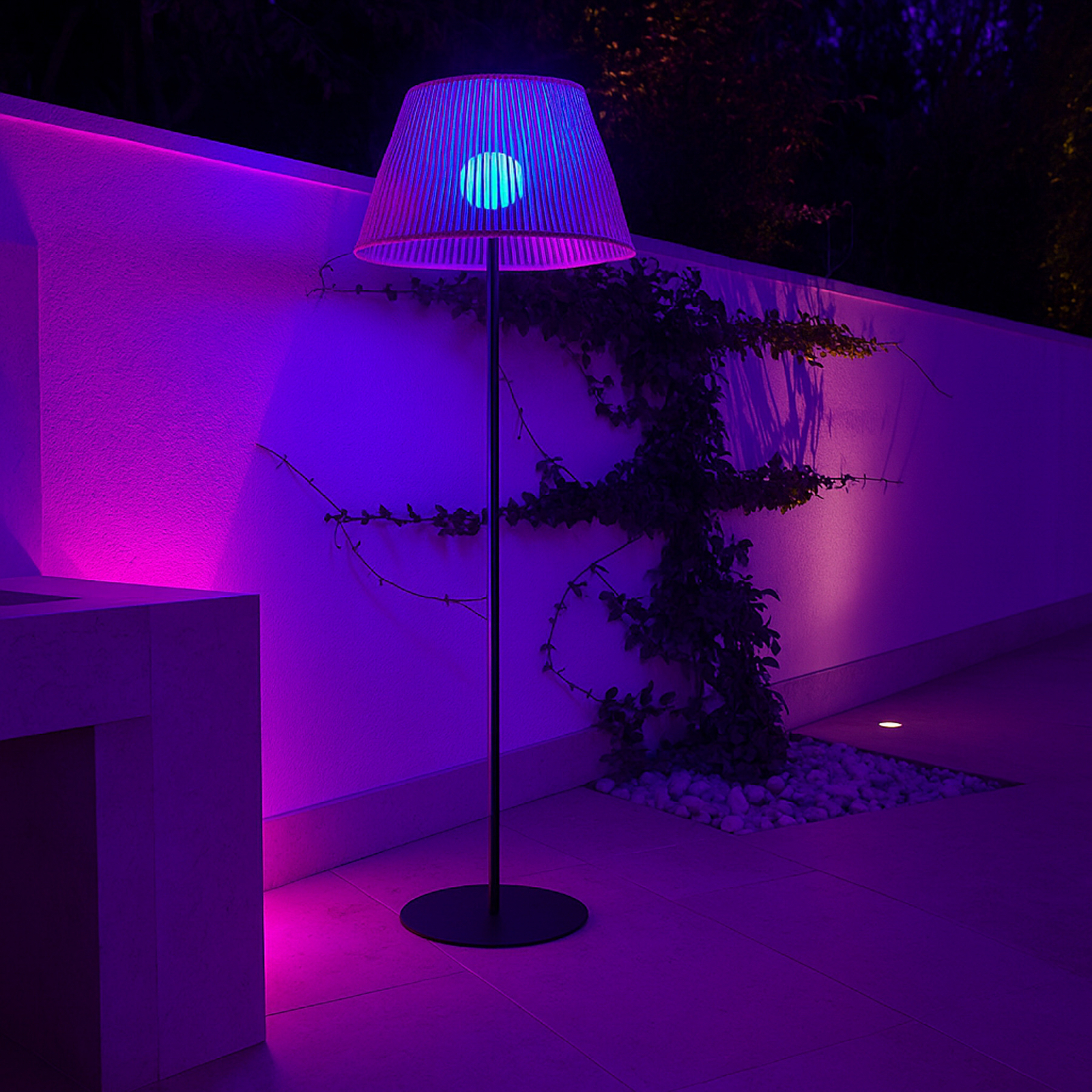 Lámpara de pie LED recargable Raffy, negra/marrón claro, altura 166 cm, IP44 Lámpara de pie LED recargable Raffy, negra/marrón claro, altura 166 cm, IP44