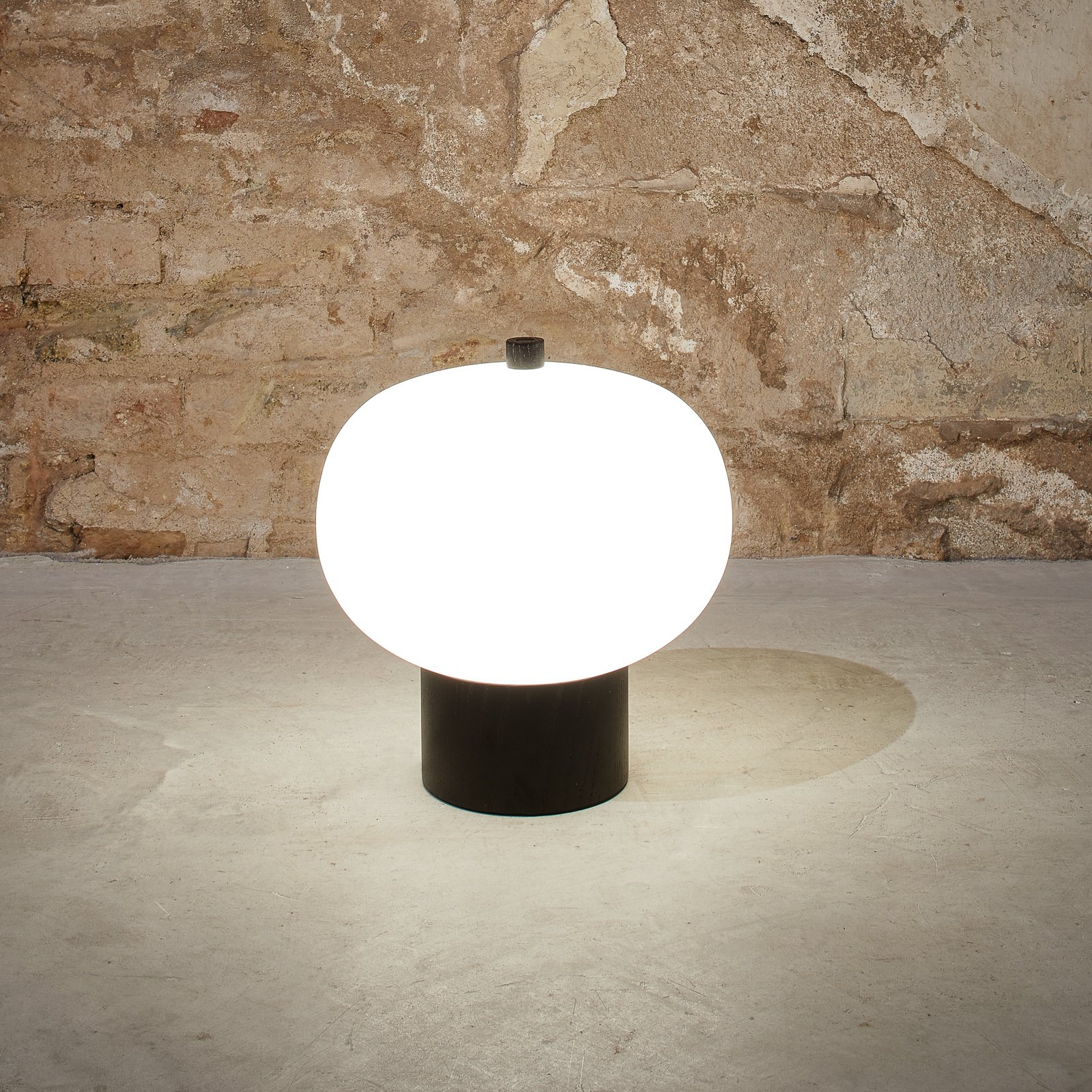 LEDS-C4 iLargi LED table lamp, Ø 24cm, dark ash