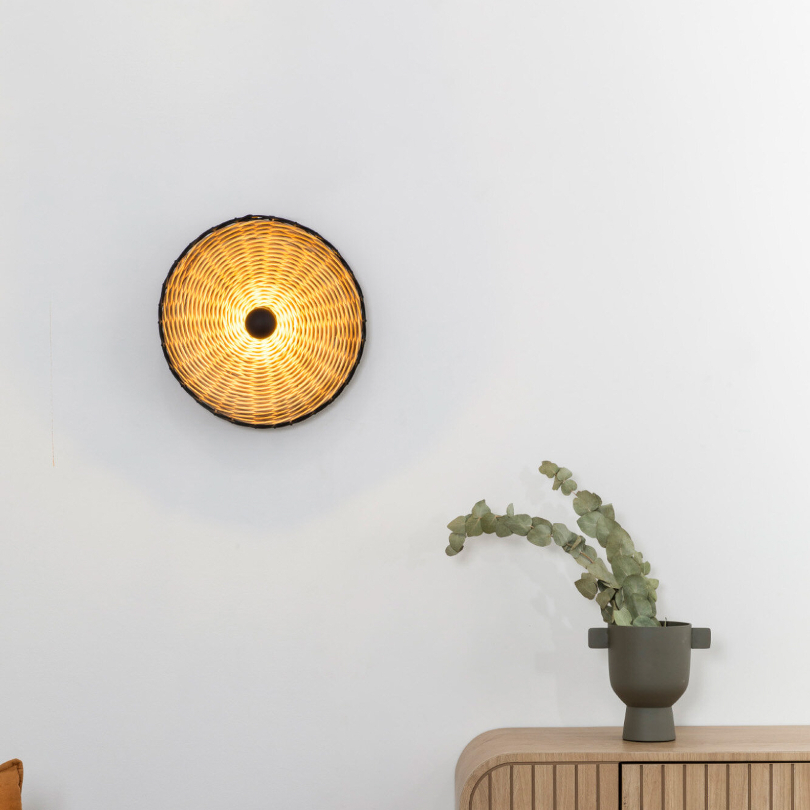 Costas wall light, black/light wood, rattan, Ø 40 cm