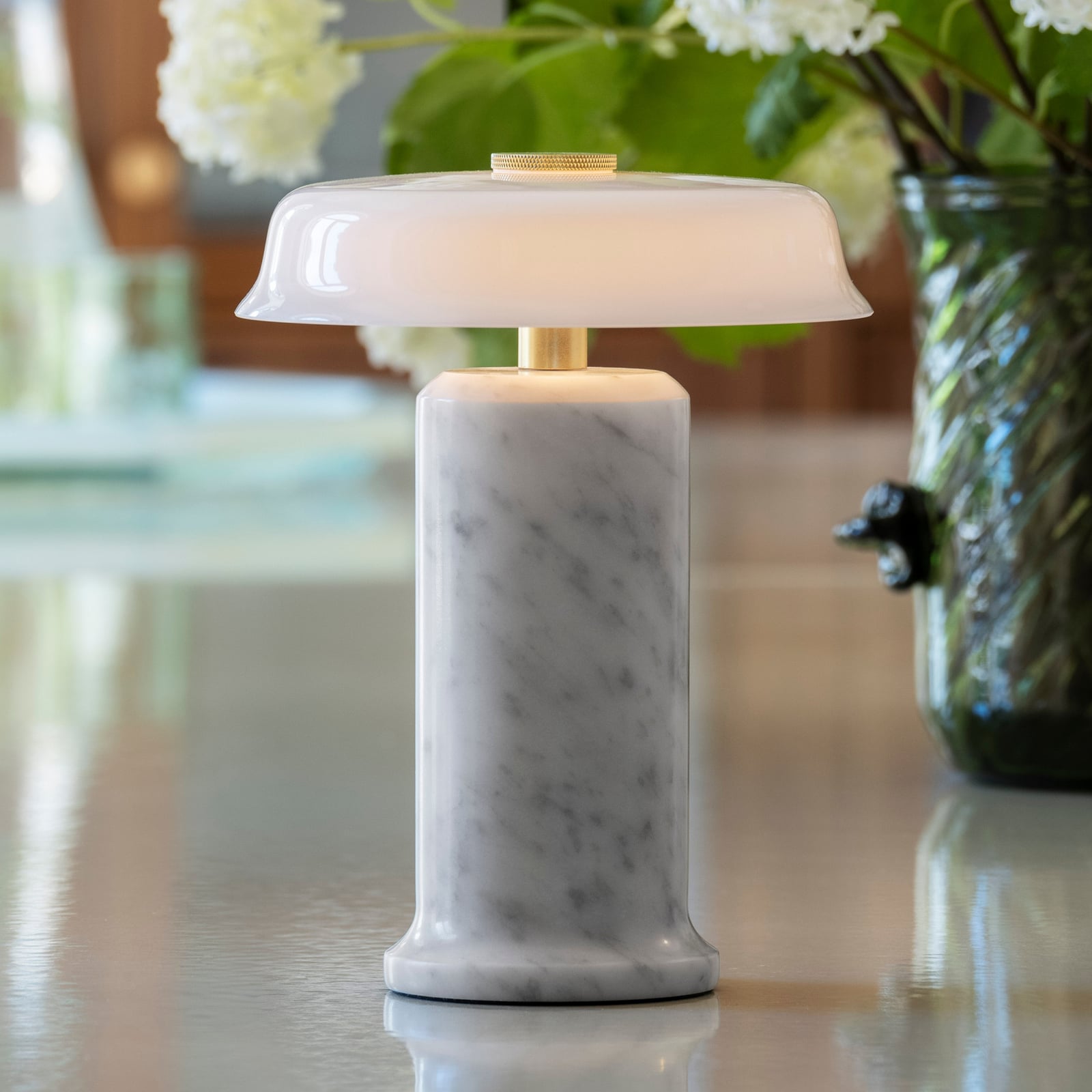 Candeeiro de mesa LED recarregável Trip No. 2, mármore, vidro - DESIGN BY US