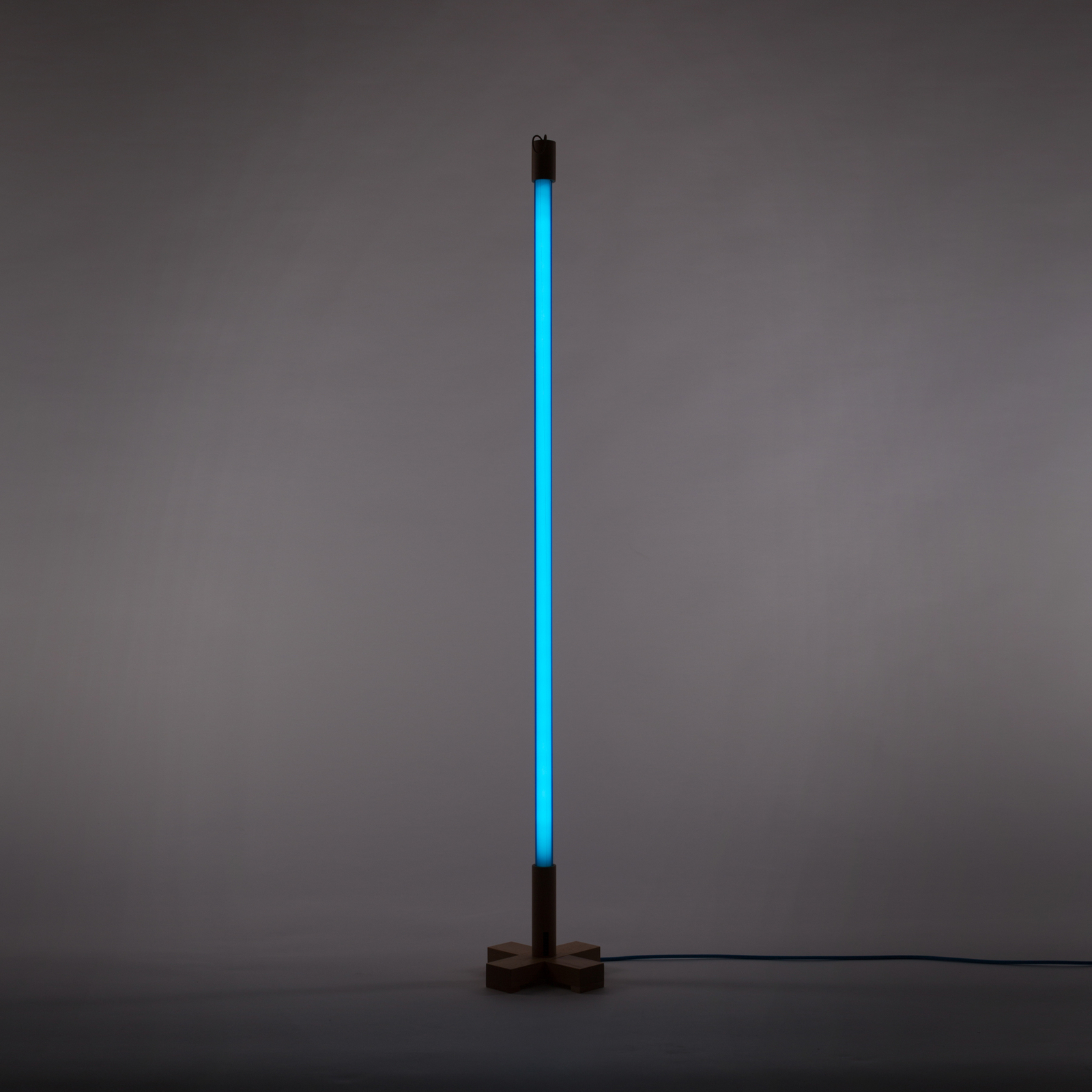 LED vloerlamp Linea met hout, blauw