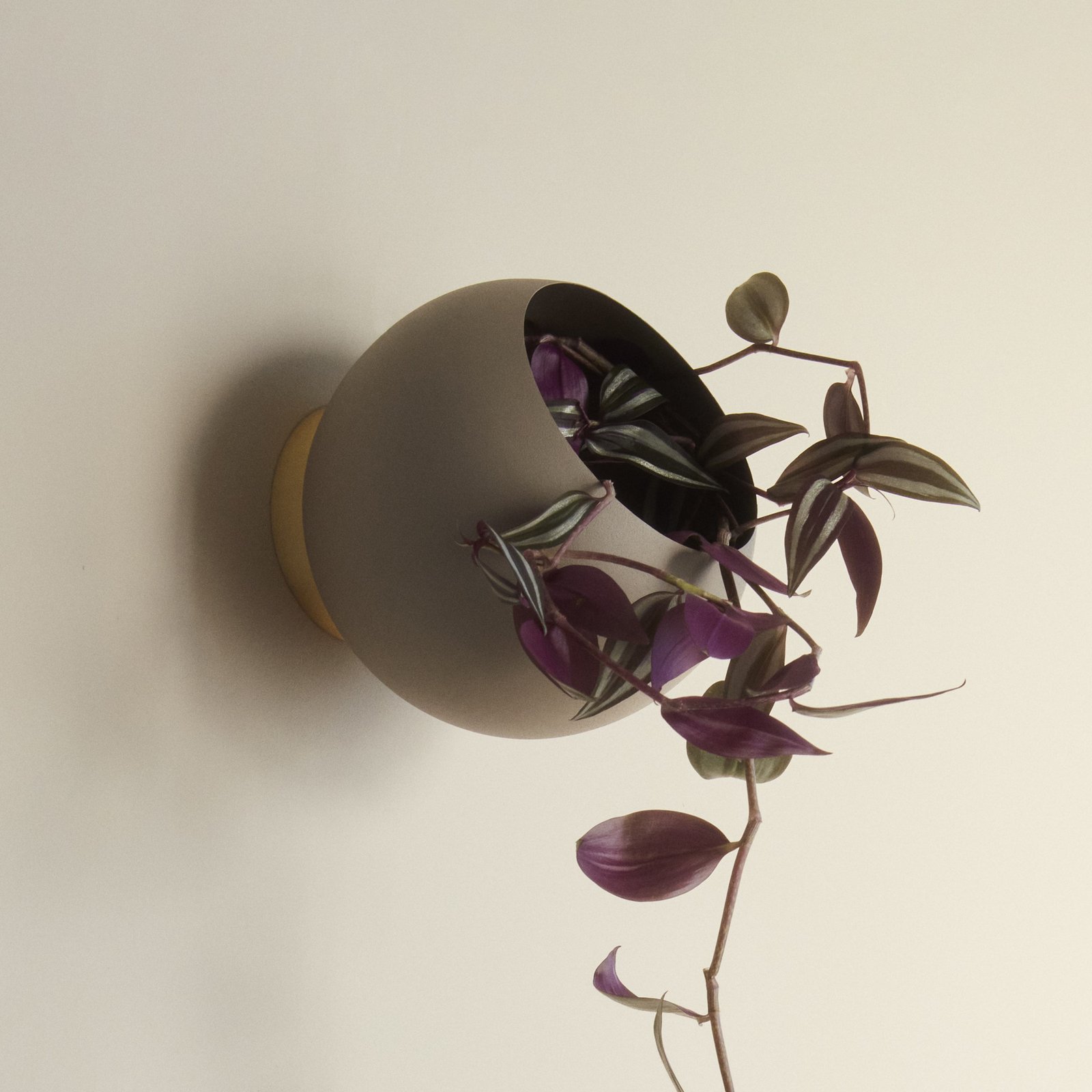 AYTM Wandblumentopf Globe, Ø 17 cm, graubraun, Aluminium