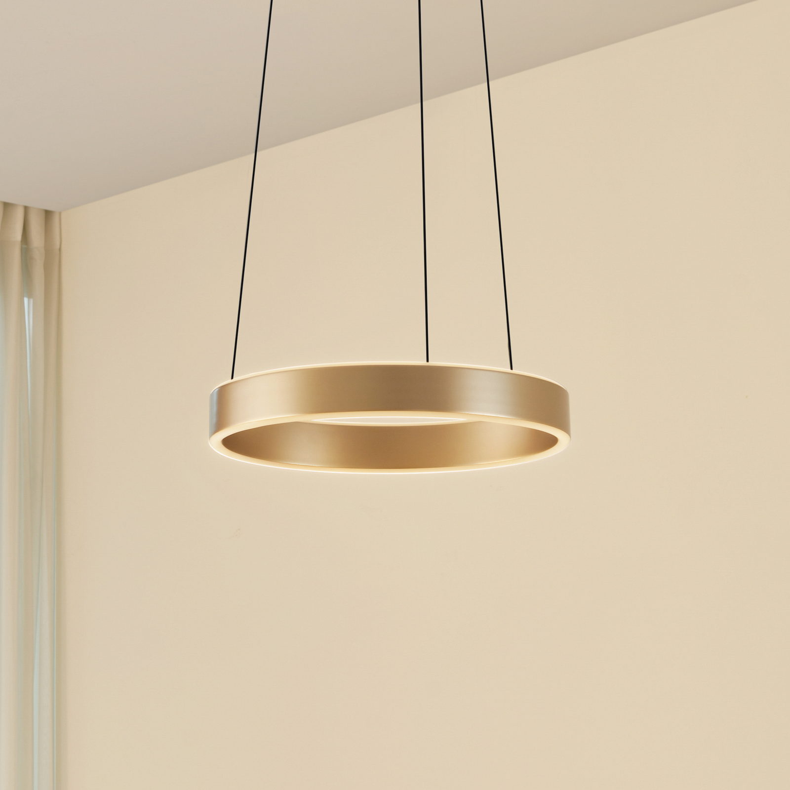 Lucande LED висяща лампа Tindra, Ø 40 cm, златна, с регулируема яркост