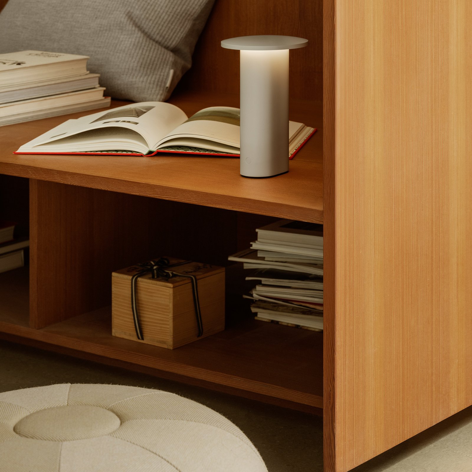 Fritz Hansen LED-Akku-Tischleuchte Solae, grau, Alu, IP44