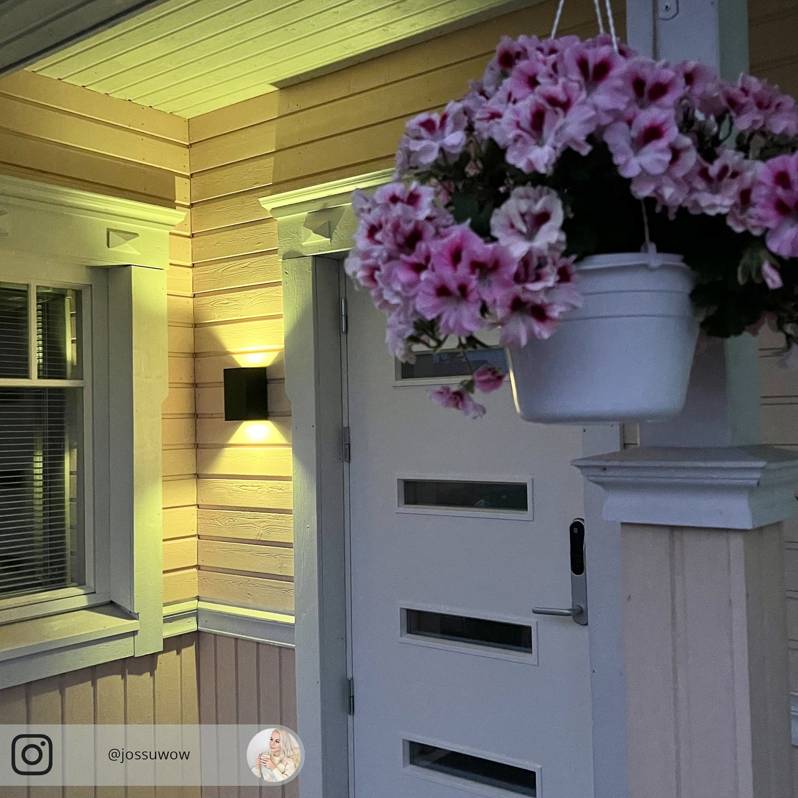 Resonate Candeeiro de Parede Exterior White/Color Amb. Black - Philips Hue