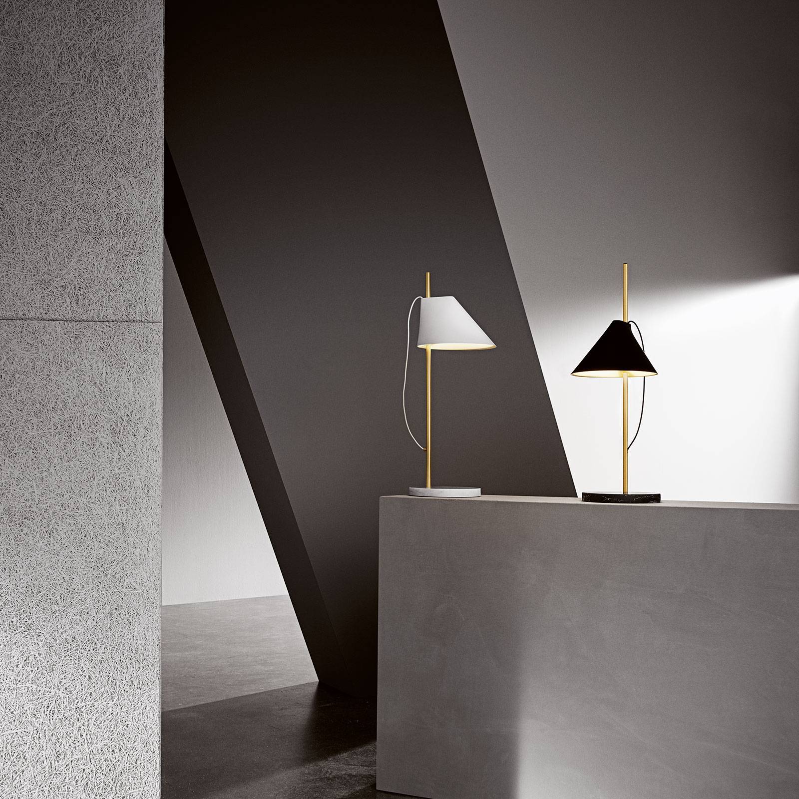 Louis Poulsen lampa stołowa Yuh Brass, czarna