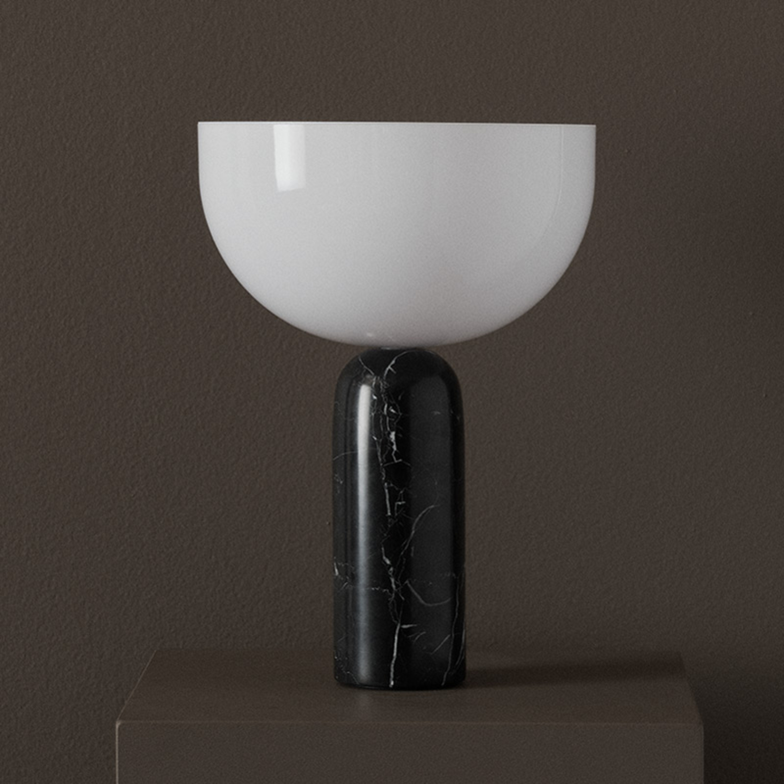 New Works Kizu Малка настолна лампа, черна