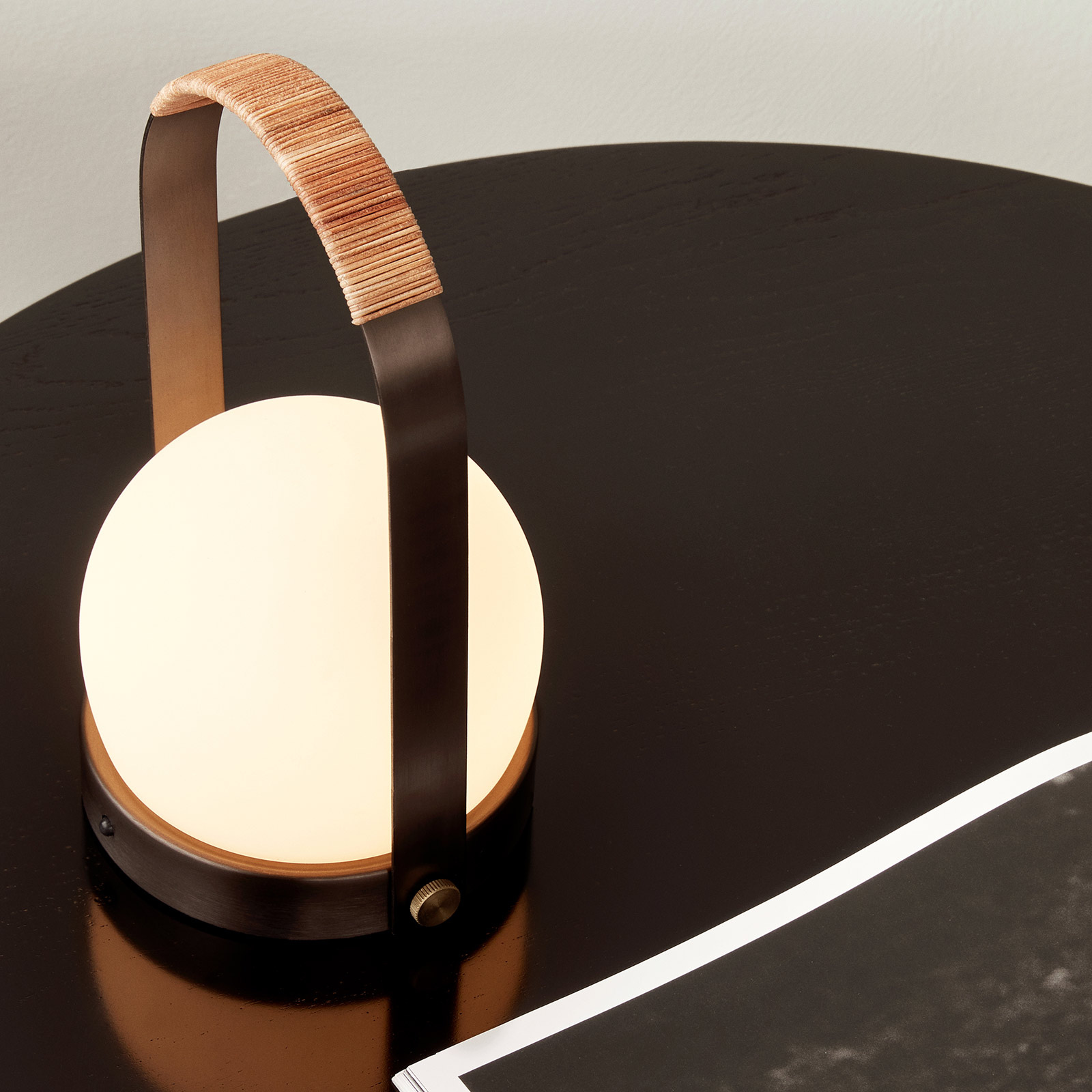 Audo Carrie LED tavolo ricaricabile bronzo/cuoio