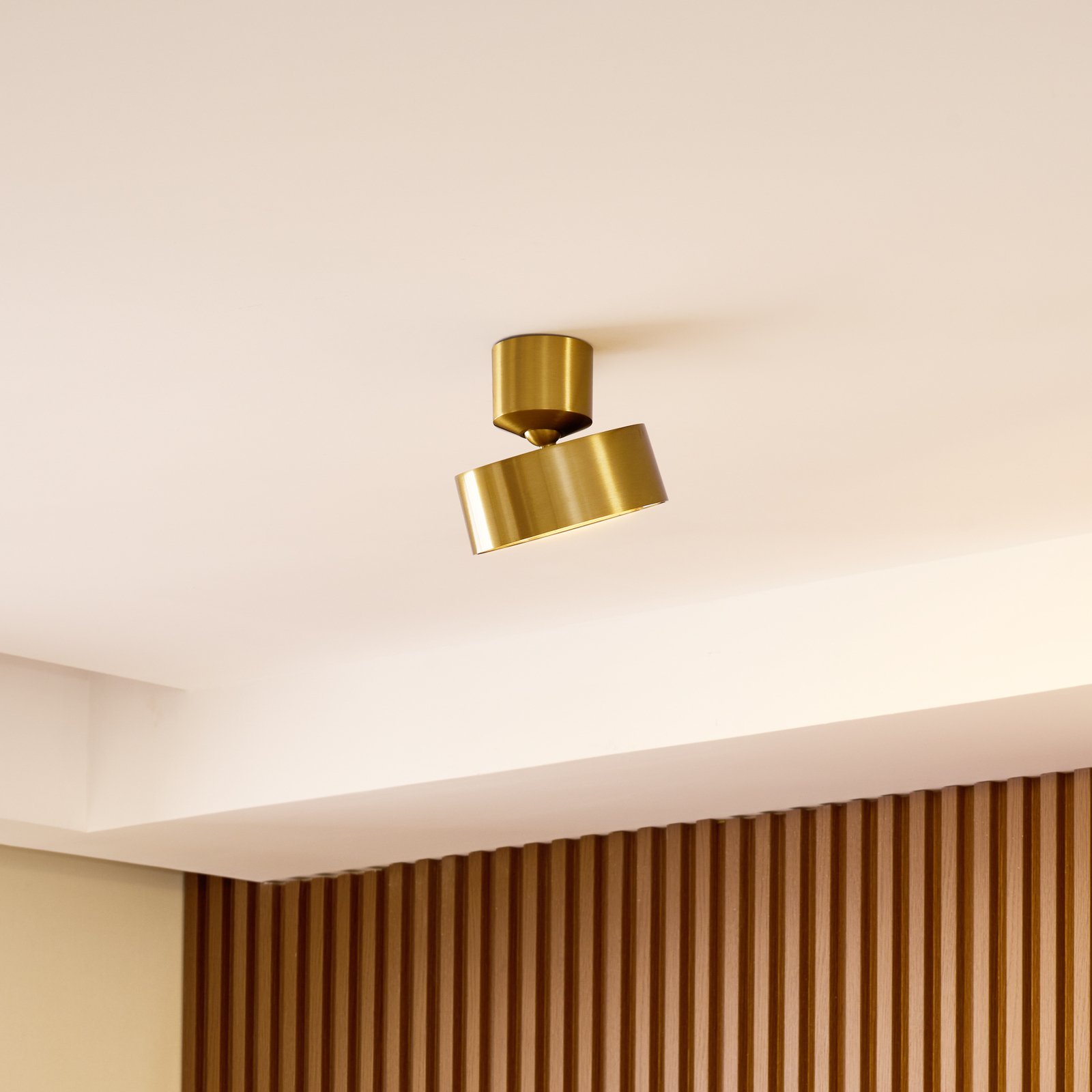 Lindby LED-spotlight Nivoria, svingbar, gull