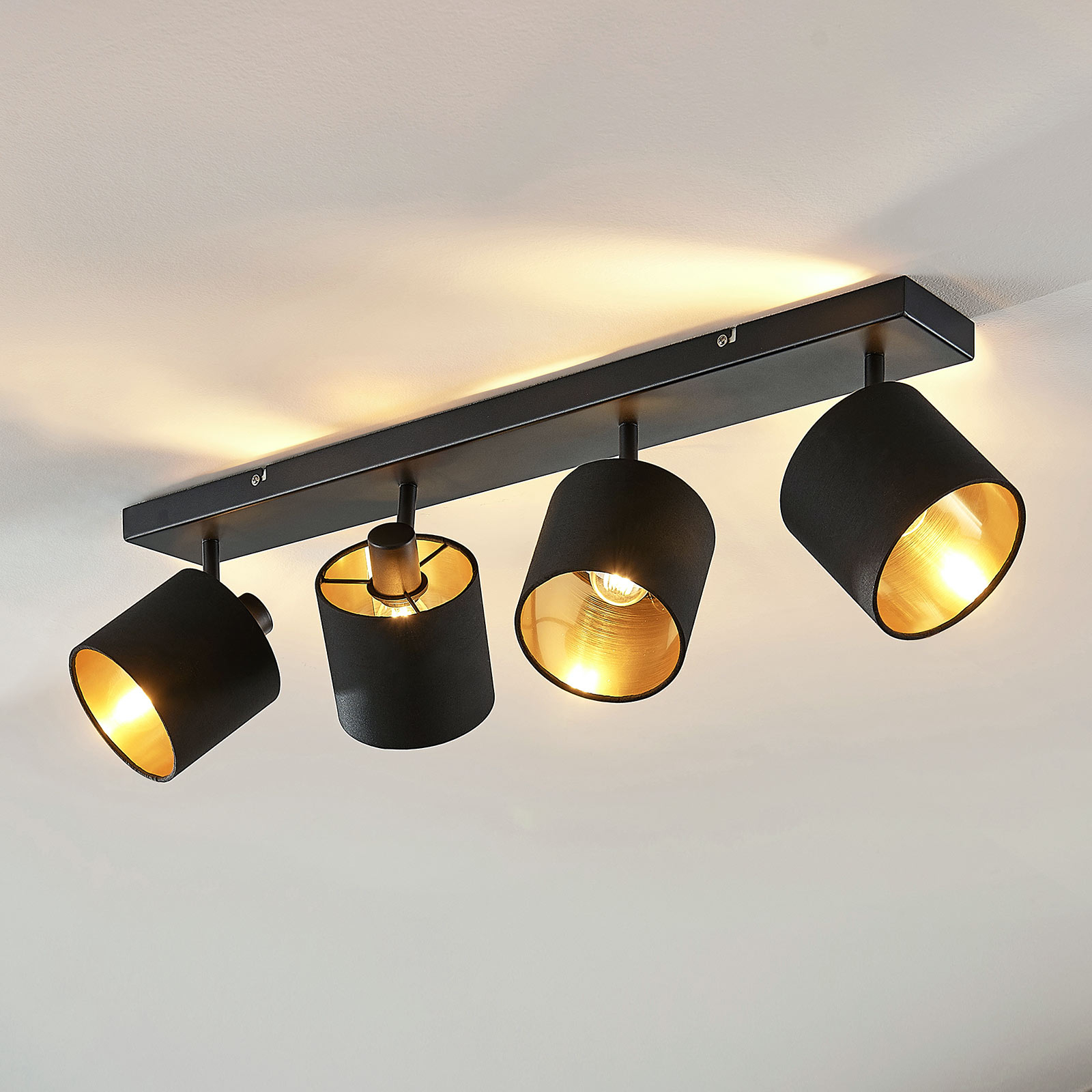 Stoff taklampe Vasilia i svart gull, 4 lyskilder Stoff taklampe Vasilia i svart gull, 3 lyskilder