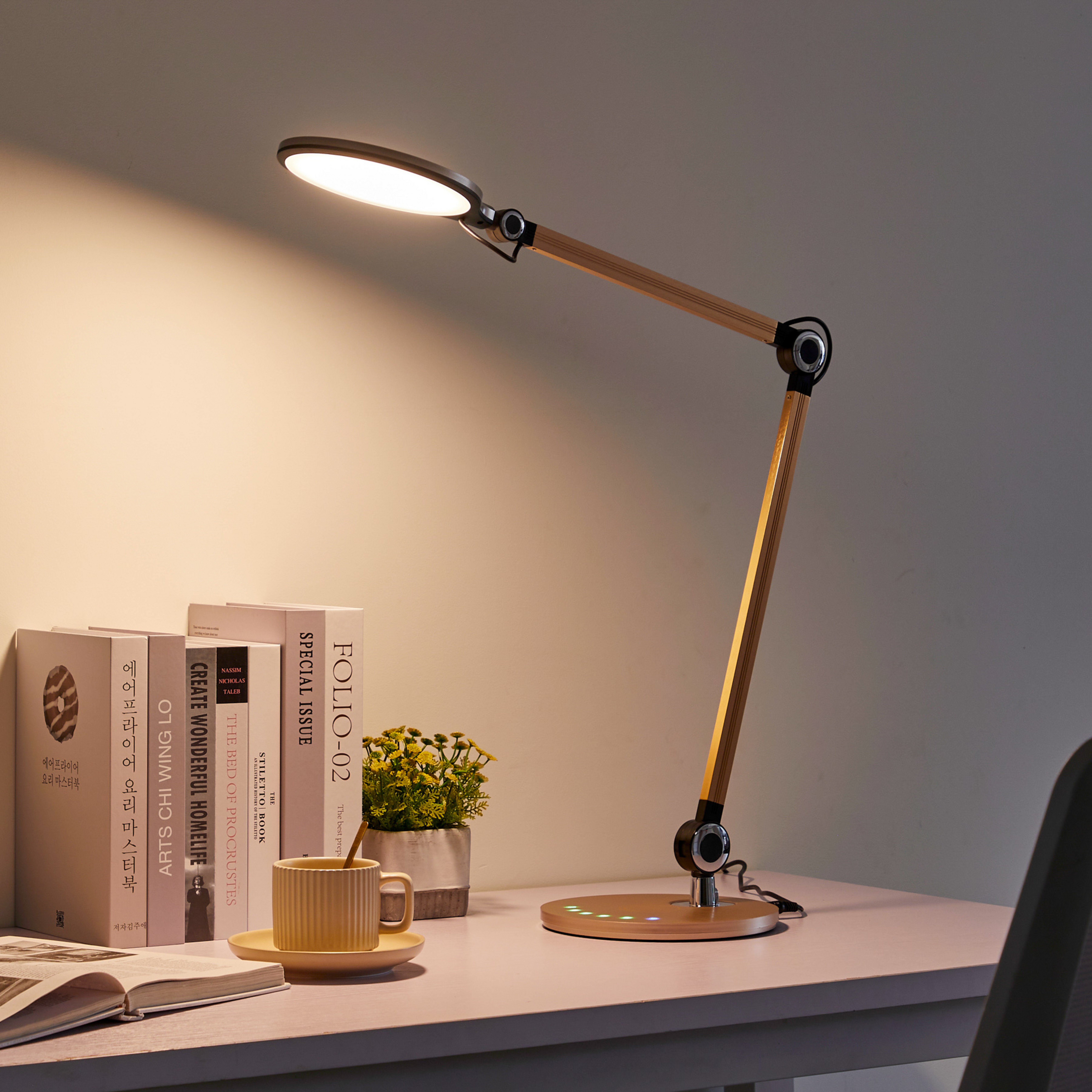 Lindby LED-es asztali lámpa Nyxaris, arany, fém, CCT, 50 cm