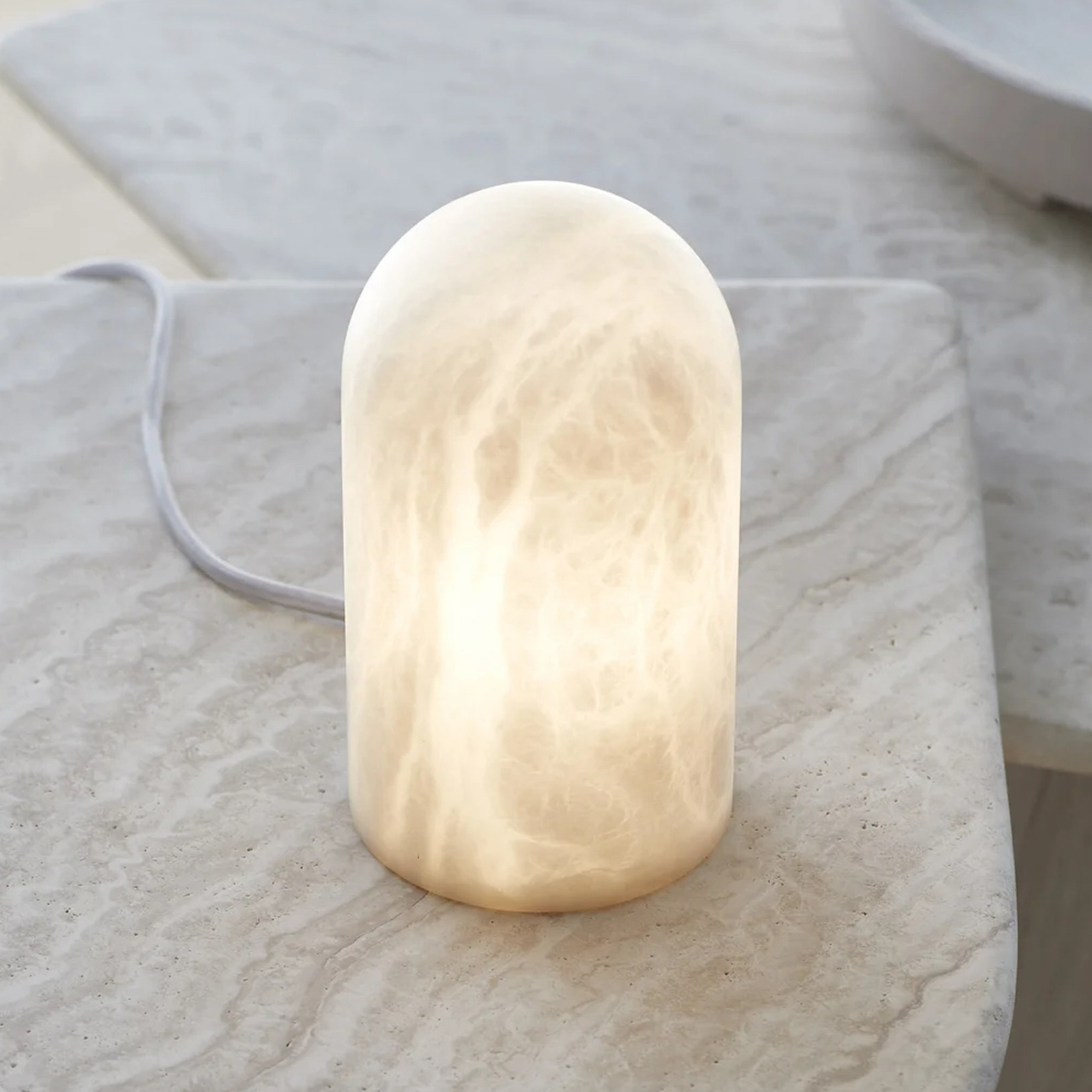 Beacon bordlampe Panton, hvit alabasterstein, høyde 17,5 cm