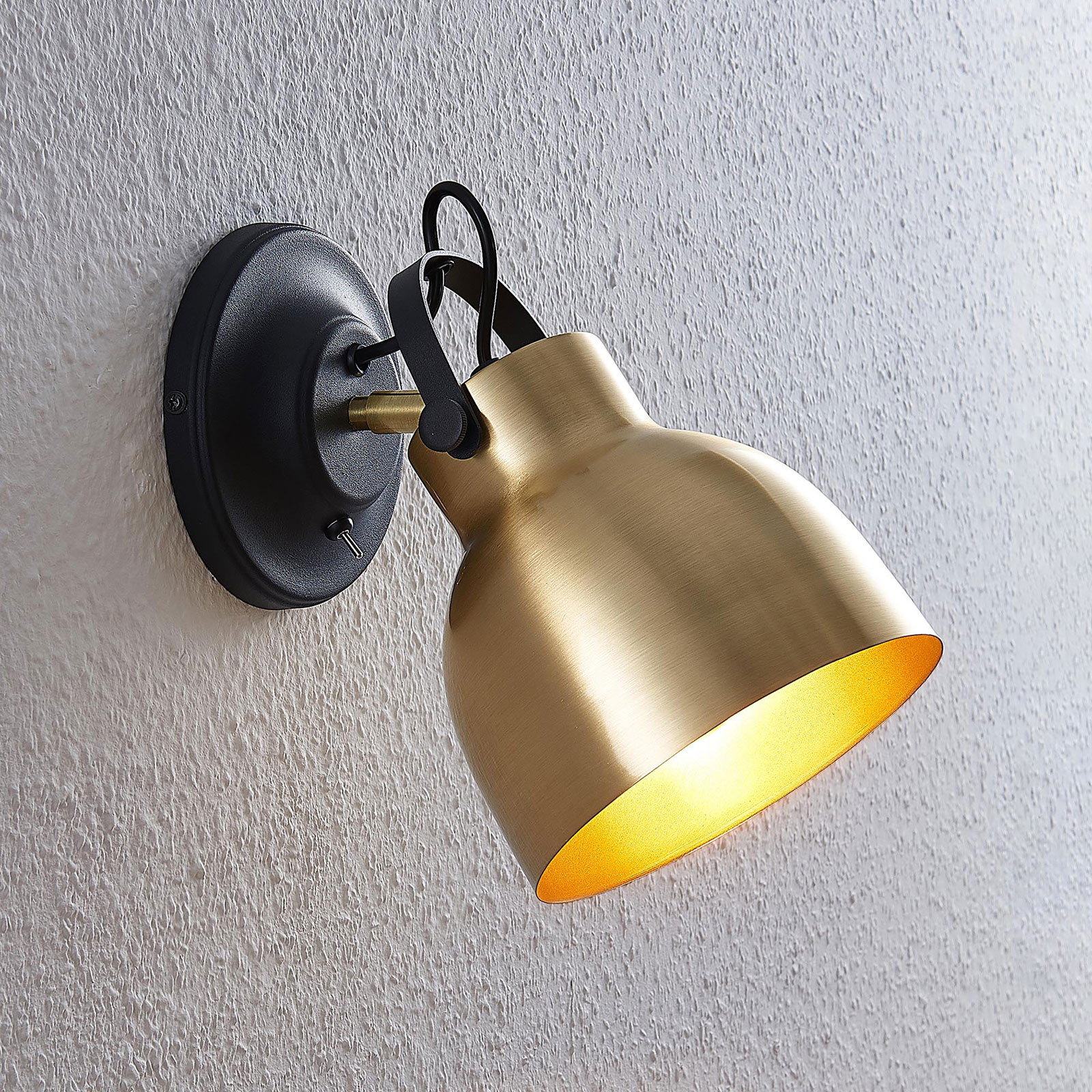 Lindby Milana wall light, matt brass, for Living / Dining Room, metal, E27, 60 W, energy efficiency: A++, W: 16 cm, H: 25.1 cm