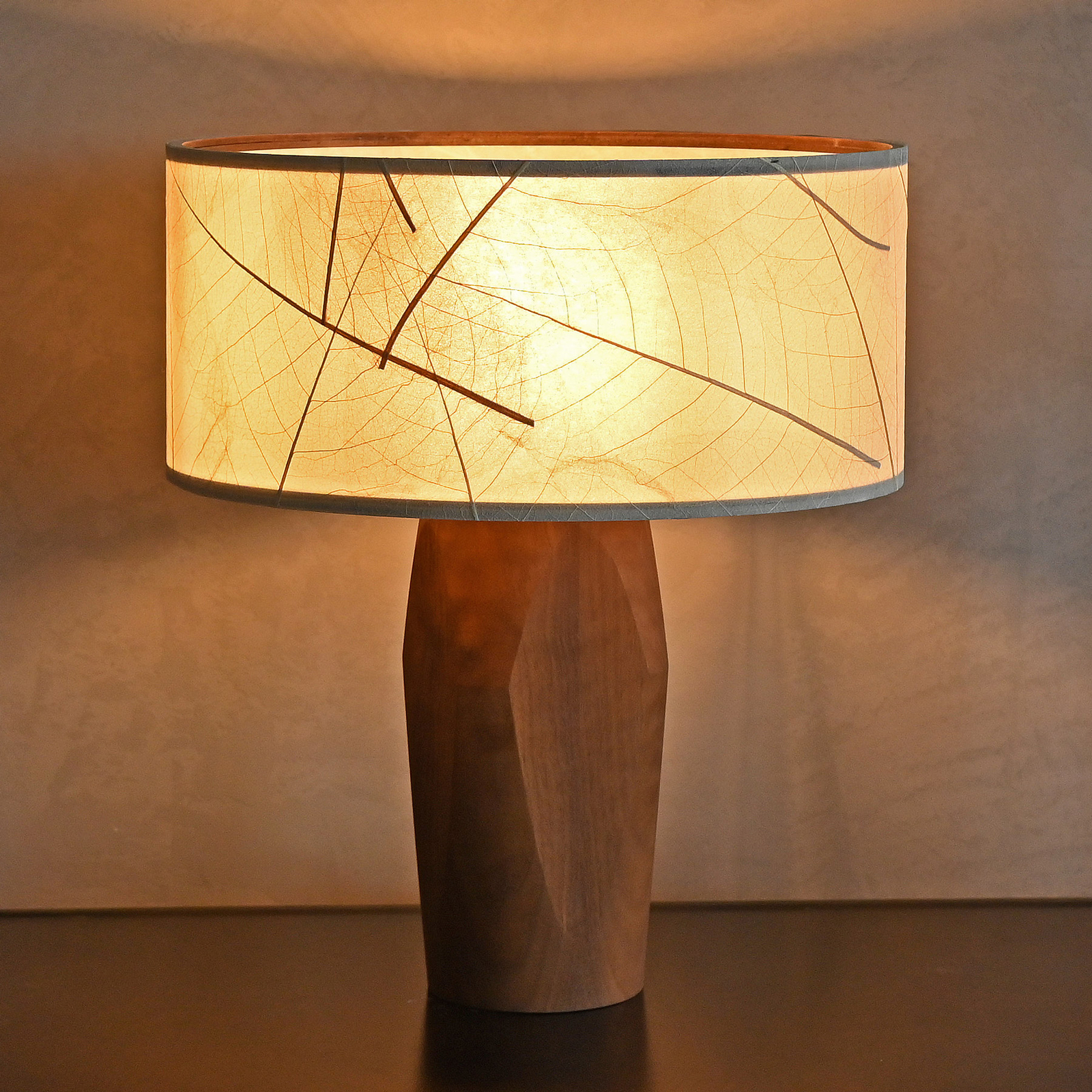 LeuchtNatur Pura lámpara de mesa LED, nogal/hojas