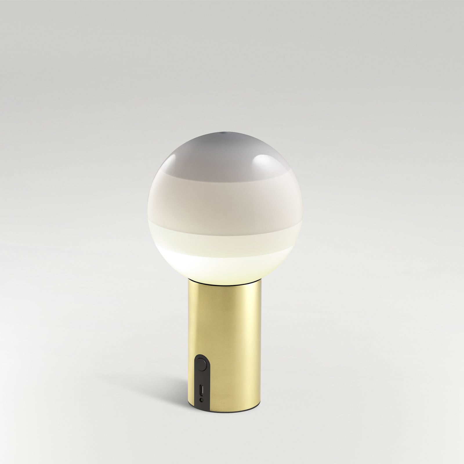 Dipping Light batteridriven bordslampa, vit/mässing, dimbar MARSET - Vardagsrum - Design - Glas - Med lampskärm | Produkter - Bordslampor | Lampspecialisterna