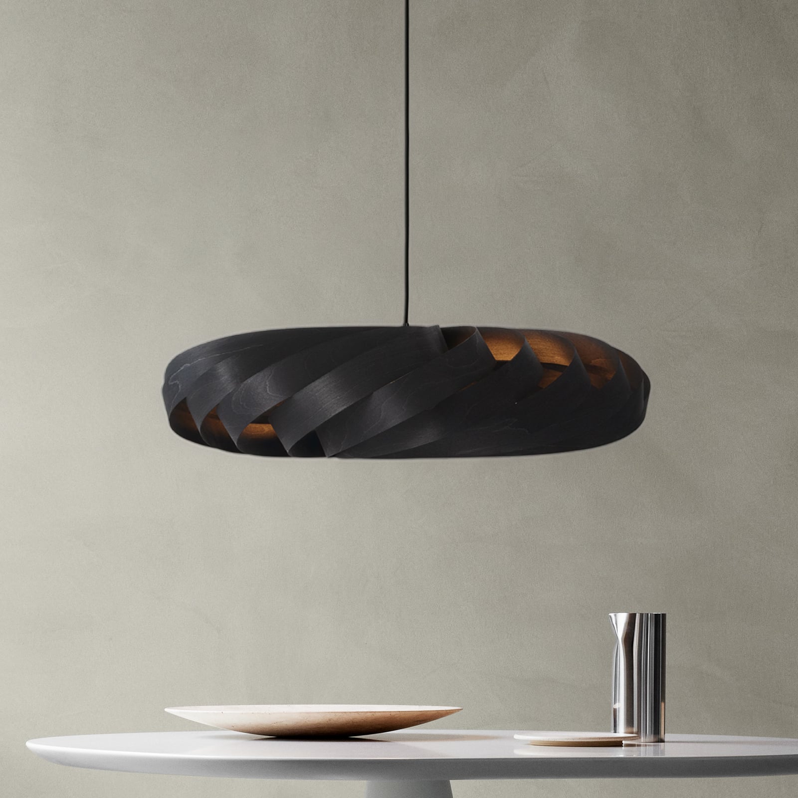 Lampada a sospensione Tom Rossau TR5, Ø 80 cm, nera, legno di betulla Lampada a sospensione Tom Rossau TR5, Ø 80 cm, nera, legno di betulla