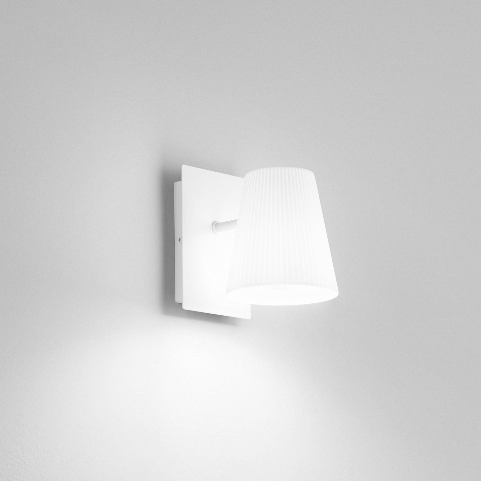 Sieninis šviestuvas „Cult“, baltas, plotis 11 cm, metalas/tekstilė