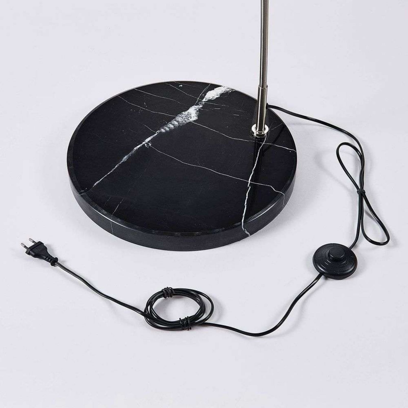 Gebogen vloerlamp Belinda met witte stoffen kap Gebogen vloerlamp Belinda met witte stoffen kap